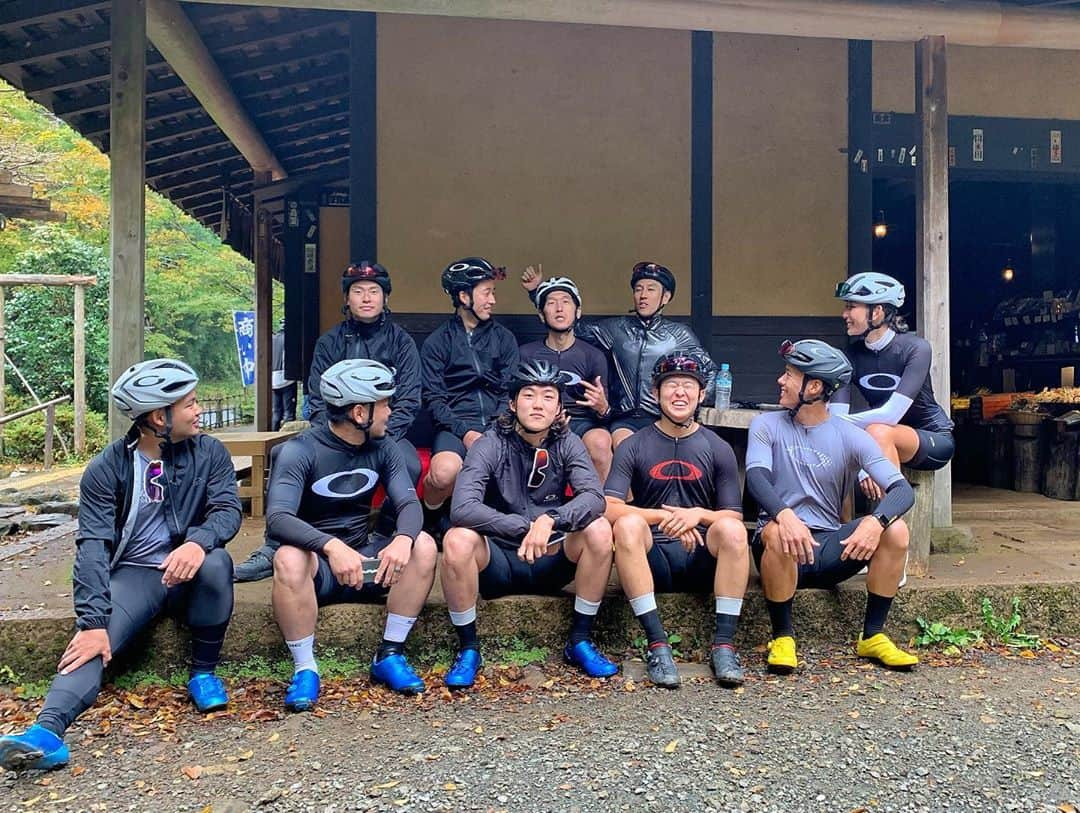 福田萌子さんのインスタグラム写真 - (福田萌子Instagram)「#OakleyCyclingClub 小田原からひと山越えて芦ノ湖をぐるり、そして大涌谷まで⛰🚴‍♀️✨ 紅葉のはじまった樹々のカーテンから落ちる、木漏れ日の中を駆け抜けた60km(獲得標高1400m)のコース🍁🍃 燻製たまごと黒たまご、合わせて4つも食べちゃった😋🥚 ライド中の良いプロテインだしお塩で塩分も取れるし、箱根ライドは最高です🥰 沢山食べたからか、たまごが段々オークリーロゴに見えてきた（笑）と言うより、たまごに似てるオークリーロゴが好きなのかも😂♥️  一緒に走ったゲストライダーの皆さんはマウンテンバイク(ダウンヒル)とBMXの日本チャンピオン達🇯🇵🥇🏆 みんなの下りのフォームを見ながら走ったからか、なんだか下りが上達した気がします☺️遅い私のポタリングに付き合って、サポートしてくれて有難う✨  OCCサイクリングイベントに参加してくれた方達とも、同じコースを走って同じ時間をシェア出来てとっても嬉しい🤲🏻 自転車好きな人も、これから自転車に乗りたい人も、ぜひOCCサイクリングコミュニティに参加してね😊🚴‍♀️♥️  #OCC #oakley #oakleybike #cycling #cyclinglife #hakoneride #オークリー #サイクリング #大涌谷 #大涌谷くろたまご」11月3日 21時33分 - moekofukuda