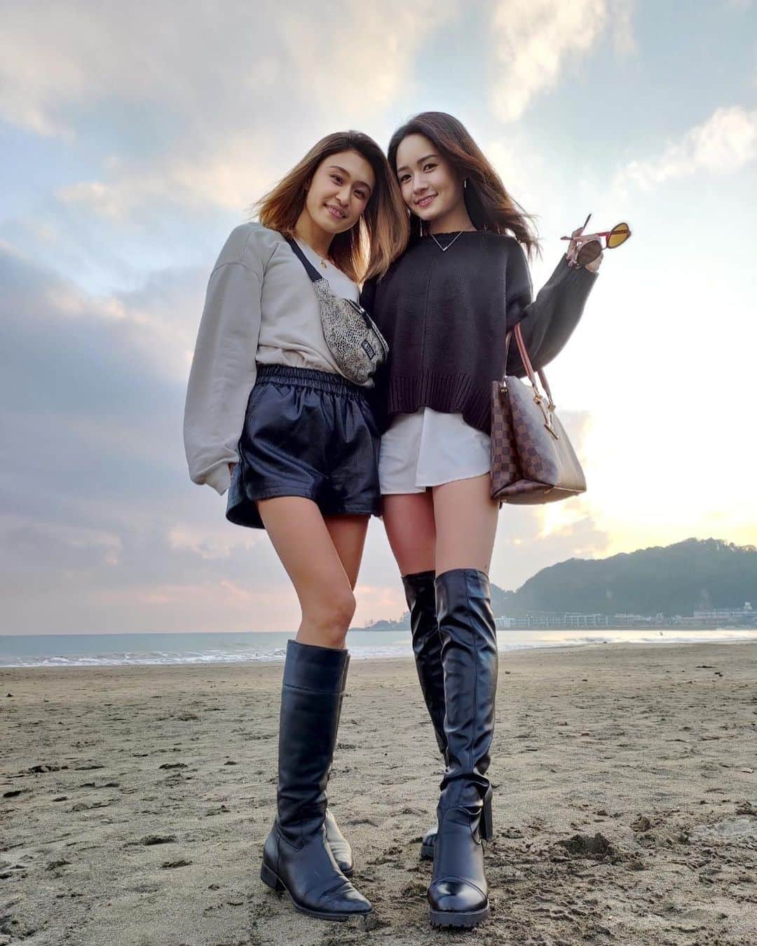 のインスタグラム：「. 休日らしい休日⛵️ やっぱり鎌倉落ち着く🥱 . ノーマルカメラのクオリティ😲 . #鎌倉#湘南#由比ヶ浜#海#ビーチ#ノーマルカメラ#撮影#江ノ島#ロングブーツ#ニーハイブーツ#親友」