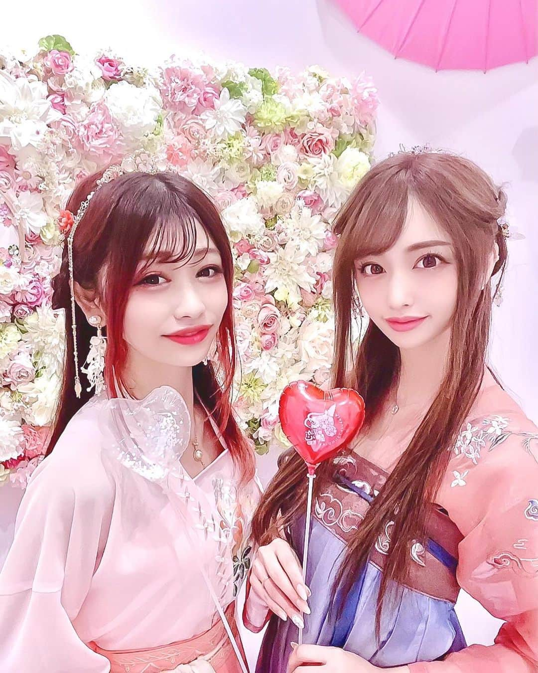 高橋里彩子さんのインスタグラム写真 - (高橋里彩子Instagram)「浅草つの恋さん💐﻿ ユニコーンソフトフィナンシェ🦄🍦﻿ ﻿ この前漢服着た時に @sakikichi1201 ちゃんと行ったときの💋💓﻿ ﻿ ユニコーンの形をしたソフトクリームがフォトジェニック♡ ﻿ かわいいお花とかおいりでおめかして...♡﻿ ﻿ 可愛いよね❤️﻿ 自分の好きなようにカスタマイズできるのがいい💓﻿ ﻿ 手のひらサイズぐらいだから食べやすいよ🥰💕﻿ ﻿ ﻿ ﻿ ﻿ ﻿ @asakusa_tsunokoi ﻿ 住所:東京都台東区浅草1-14-7 ＩＷＡＭＯＴＯ ｂｌｄｇ﻿ 営業時間：11:00～18:00﻿ 定休日：水曜日﻿ ﻿ ﻿ ﻿ ﻿ #asakusa #asakusacafe #asakusafood #asakusasweets  #浅草 #浅草グルメ #東京グルメ#asakusatsunokoi  #浅草つの恋 #つの恋 #浅草カフェ #東京カフェ #カフェ巡り #フォトジェニック #ユニコーン #ユニコーンアイス #フォトジェニックスイーツ #ソフトクリーム #アイスクリーム #フィナンシェ #お花カフェ #도쿄카페 #일본카페 #카페 #유니콘 #아사쿠사  #ユニコーンソフト #浅草デザート #浅草インスタ映え #浅草フォトジェニック」11月3日 21時34分 - konkonwanwan