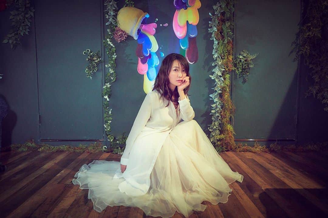 阿部桃子のインスタグラム：「【お知らせ】 ⠀ また久々の投稿になってしまいました! ⠀ やっとみんなにお知らせできる日が来ました🥺 ⠀ 実は、銀座にあるヘッドスパサロン 《ヘッドスパ専門店Rabbicour(ラビクール)》 @rabbicour_official  の企画運営、店舗プロデュースをしています𓈒𓏸︎︎︎︎ ⠀ メニューの考案や商材の選定 内装デザインや飾り付けも自分の手でやったり… まだまだ完成系ではないけど 癒されて、ワクワク出来て、キレイに健康になれる そんなサロンを目指して 愛情込めてサロン運営してます☺︎ ⠀ コンセプトは『魔法の森』 異空間で、魔法にかけられたような 感動の体験をお届けしたくて 日々試行錯誤しながら成長し続けるサロンでありたいと思いスタッフ一同励んでます! ⠀ ⠀ 内装のファンタジー感で、女性専用?と思う方もいるかもしれませんが、男性歓迎です✧︎ 男性のお客様が半数で、多くがリピーター様 男性専用メニューも充実してるので 頭皮ケア、育毛促進、リラクゼーションだけじゃなく 皆さん男前に変身して帰られます😍💓 ⠀ もちろん女性専用メニューも充実で リフトアップ、小顔、アンチエイジングにも もってこいのメニューも豊富です♥️ ⠀ ⠀ 本当にみんなに遊びに来て欲しい!! 良いスタッフが揃ってます✧︎ ⠀ お近くの方は是非是非遊びに来てください♪ ⠀ ⠀ お友達は気軽に私に連絡してね😚👌🏻 ⠀ で!!これからサロンのYouTubeチャンネルを 私がナビゲーターとしてスタートします⸜❤︎⸝‍ 1本目の動画はナレーション𓇢𓆸 𓂃𓂂 ラビクールのコンセプトストーリーです ⠀  https://m.youtube.com/channel/UCdlOioYY-EfVgTxRLp8VG7g プロフィールリンク内のTOPにあるよ☝🏻️ これから美容や健康にまつわる内容や 男性にも女性にも良い情報をアップしてくので 何卒チャンネル登録お願いします🙏🏻💓 ⠀ ⠀ 写真はサロンで撮影した撮りおろし☺️ 撮影スポット満載のサロンだから 来た時は是非是非いっぱい写真撮ってってね♡ ⠀ ⠀ サロンでの撮りおろし初公開写真も もりもり投稿させてください😂 ⠀ ⠀ ⠀ ⠀ ⠀ #rabbicourjourney #ヘッドスパ #ヘッドスパ専門店 #ヘッドスパ銀座 #ラビクール #ラビクールジャーニー #映えスポット #フォトスポット #ファインダー越しの私の世界 #美容好きな人と繋がりたい #メンズスパ #メンズフェイシャル #リフトアップ #抜け毛対策 #頭皮ケア #小顔マッサージ #クリームバス #headspa #ginza #japanesegirl #japaneseaesthetic」