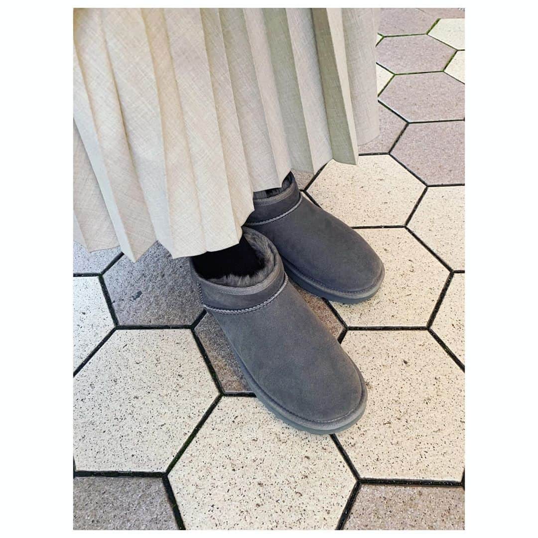 愛可さんのインスタグラム写真 - (愛可Instagram)「・ 毎冬お世話になっているUGGのブーツ、今年は新作のCLASSIC ULTRA MINIのグレーを。  くるぶしが隠れるくらいのミニ丈なので、ロング丈のボトムにもまとわりつかず歩きやすい上に、玄関で立ったままブーツに足を入れたら、そのままスポッと履けるので何かと便利でこればかり履いています！ ・ ・ そして中間色のグレーは何にでも合わせやすくて気に入っています✨ 久しぶりに行ってきた浅草にて！ ・ #UGGブーツ　#classicultramini #クラシックウルトラミニ」11月3日 21時47分 - aikick