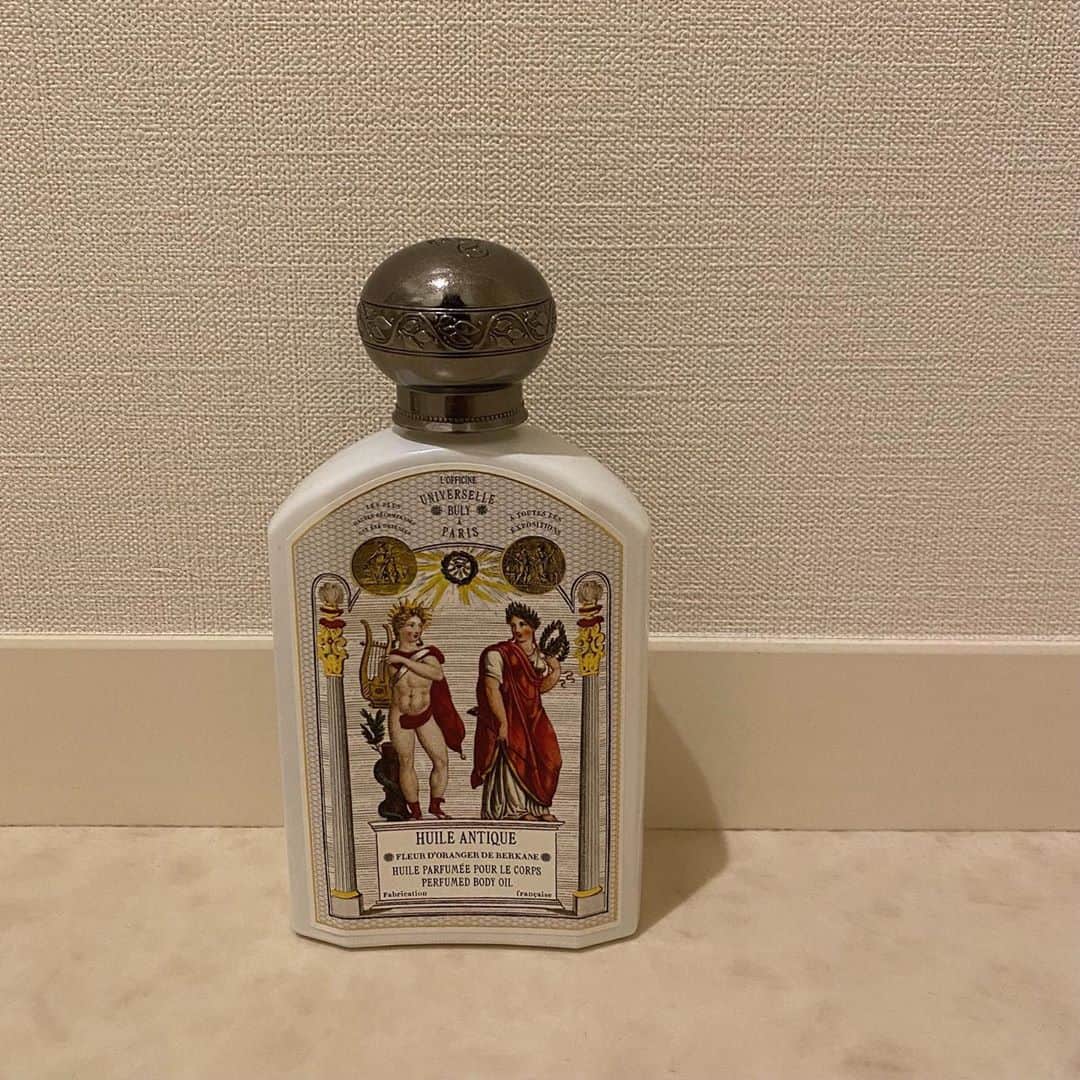 吉田佳菜のインスタグラム：「ㅤㅤㅤㅤㅤㅤㅤㅤㅤㅤㅤㅤㅤ ㅤㅤㅤㅤㅤㅤㅤㅤㅤㅤㅤㅤㅤ 東京に引っ越す前にさきほさん(@cha__ki)に プレゼントしていただいたオイル♡🥺 ㅤㅤㅤㅤㅤㅤㅤㅤㅤㅤㅤㅤㅤ ずっと欲しかったやつをたまたま選んでくださっていて びっくり&感動！✨　大切に使っています♡ すごくもちもちになるしいい香り🥰 ㅤㅤㅤㅤㅤㅤㅤㅤㅤㅤㅤㅤㅤ ㅤㅤㅤㅤㅤㅤㅤㅤㅤㅤㅤㅤㅤ #BULY #officineuniversellebuly  #ボディオイル」