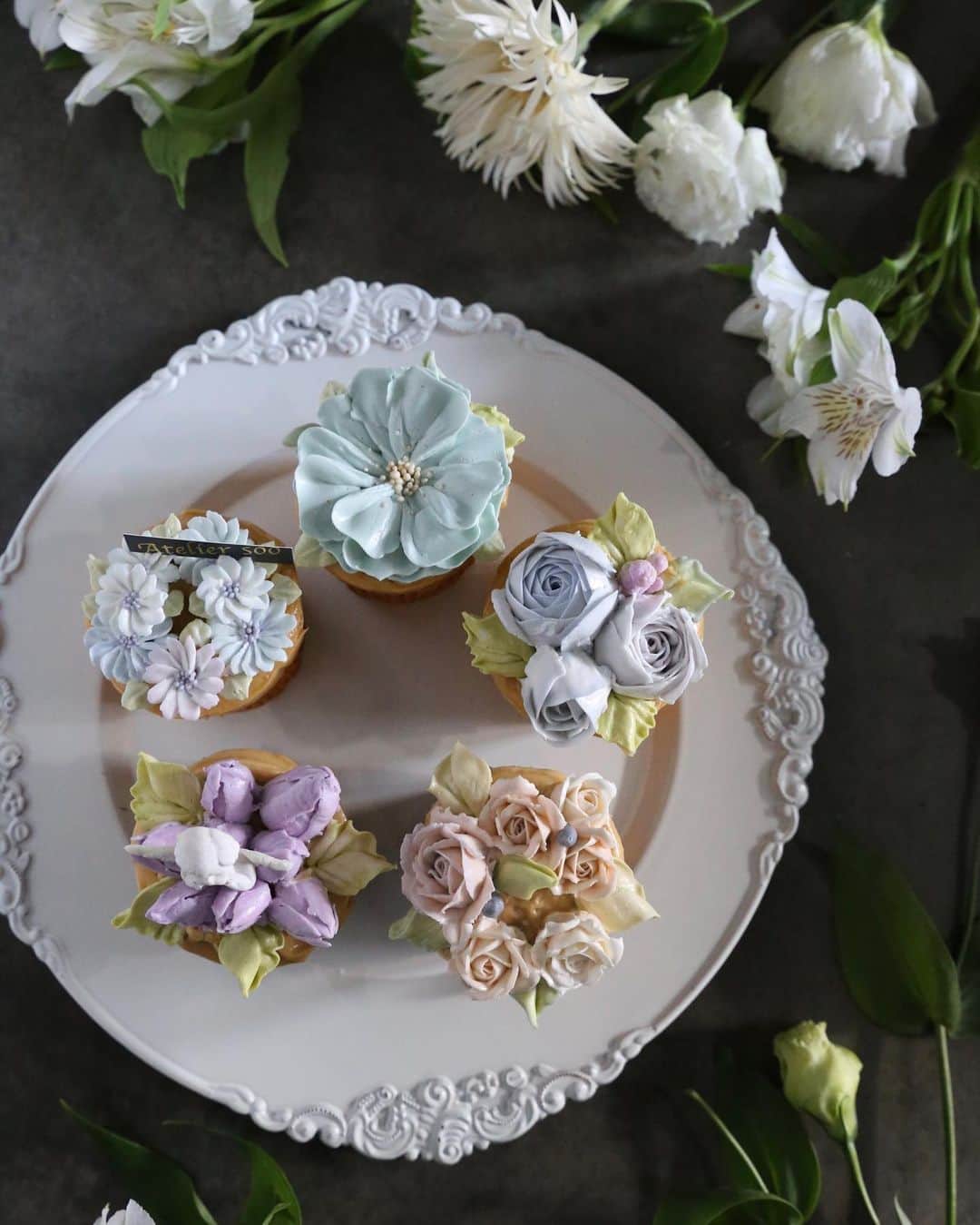 청담 수케이크 (atelier soo)さんのインスタグラム写真 - (청담 수케이크 (atelier soo)Instagram)「ㅡ sooclass basic 2. Buttercream colors 웨딩블루계열예쁘게사용하는공식을알려드리고직접조색을하기.너무예쁘네⚜️피넛버터컵케이크 ㅡ #flower #cake #flowercake #partycake #birthday #bouquet #buttercream #baking #wilton #weddingcake #peony #MarcChagall ㅡ www.soocake.com」11月3日 21時42分 - soocake_ully