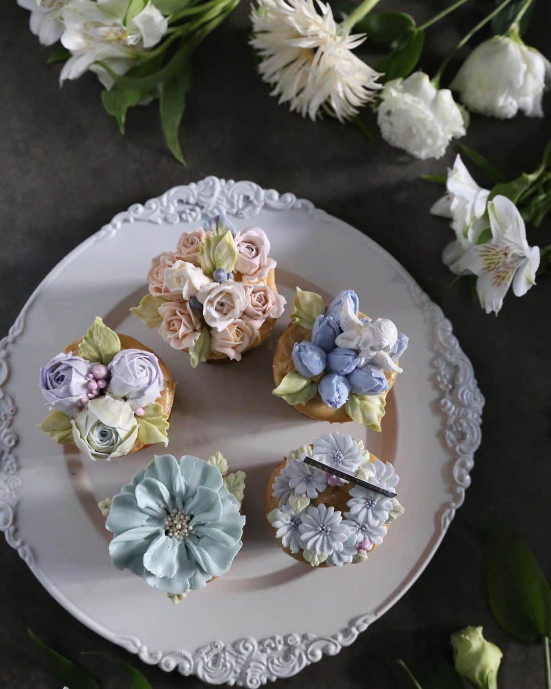 청담 수케이크 (atelier soo)さんのインスタグラム写真 - (청담 수케이크 (atelier soo)Instagram)「ㅡ sooclass basic 2. Buttercream colors 웨딩블루계열예쁘게사용하는공식을알려드리고직접조색을하기.너무예쁘네⚜️피넛버터컵케이크 ㅡ #flower #cake #flowercake #partycake #birthday #bouquet #buttercream #baking #wilton #weddingcake #peony #MarcChagall ㅡ www.soocake.com」11月3日 21時42分 - soocake_ully