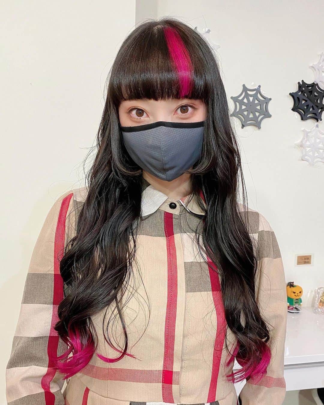 のインスタグラム：「Got my usual hair maintenance! Thank you @number76_gomi @number76_tokyo if you’re curious, my hair menu is listed below! Afterwards I had my usual pork ginger plate at @76cafe_omotesando_ (they’re closing on Nov. 11th 🥺 please visit them if you can!)  @number76_tokyo でヘアメインテナンスしてきました！いつもありがとう @number76_gomi 〜久しぶりにくっくりのピンク入れててなんか新鮮な感じする♪ ヘアメニュー下に載ってます！その後いつもの生姜焼き @76cafe_omotesando_ 食べました〜 (11月11日閉店するので🥺是非行ってみてください！) . ③ BEFORE: 1 month between appts ④ AFTER: Ultrasonic moisture & elasticity treatment 超音波うる弾トリートメント // hair color // hair cut ⑤ STYLING: Organic promille oil & curl  . . 💖Hair & meal sponsored by Number76. 💖Number76より髪と食事提供されてます。 #rinrindoll #japan #tokyo #harajuku #japanesefashion #tokyofashion #harajukufashion #東京 #コーデ #今日のコーデ #tokyohairsalon #omotesandohairsalon #japanesehairsalon #japanesehair #autumnhair #東京ヘアサロン #表参道ヘアサロン #number76 #秋ヘア #76カフェ #hairtransformation」