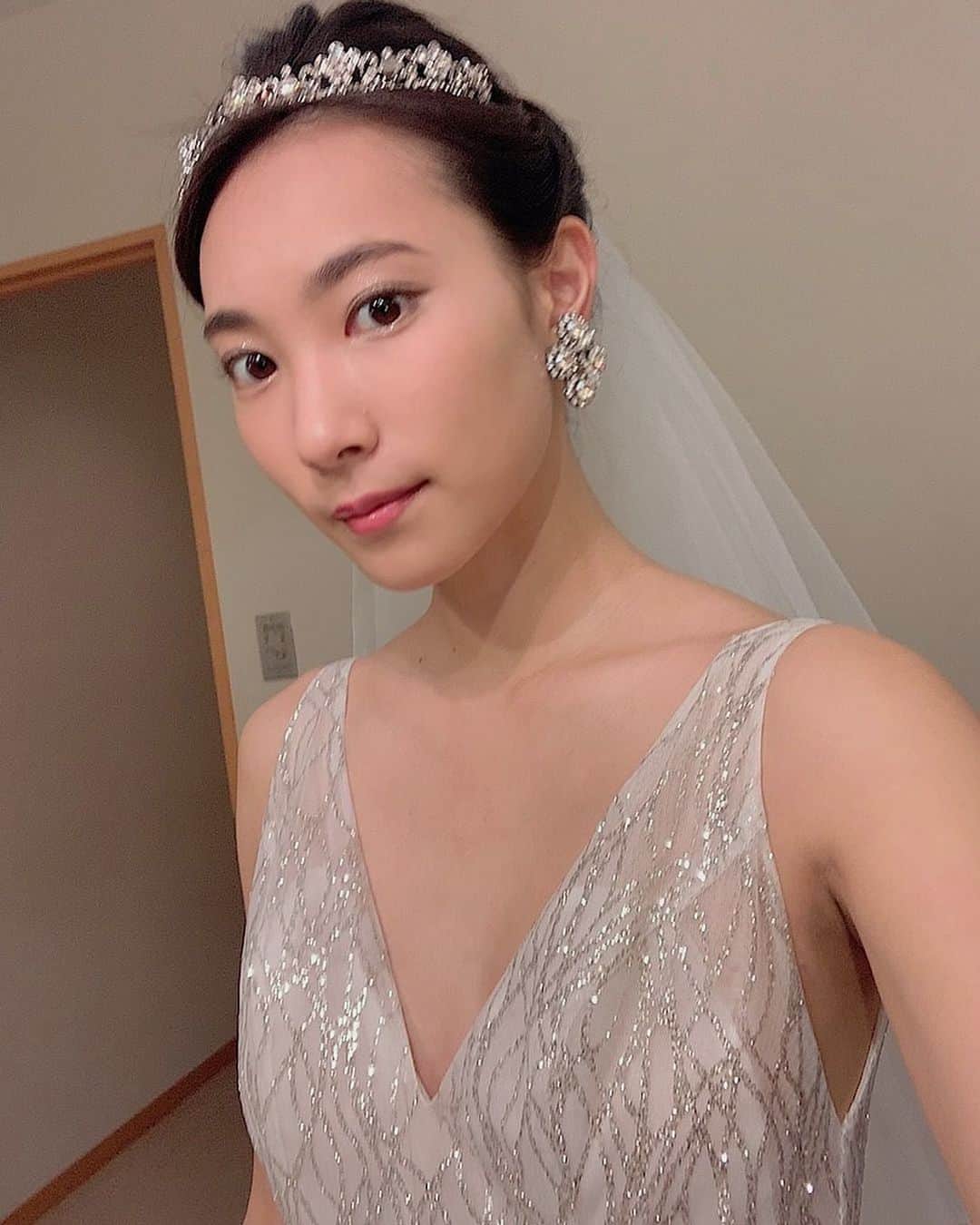 横川莉那のインスタグラム：「. キラッキラのドレス💎 可愛かった〜☺️ . . #ギャレリアコレクション #lazaro #lazaro3662  #ラザロ #ウェディングドレス」