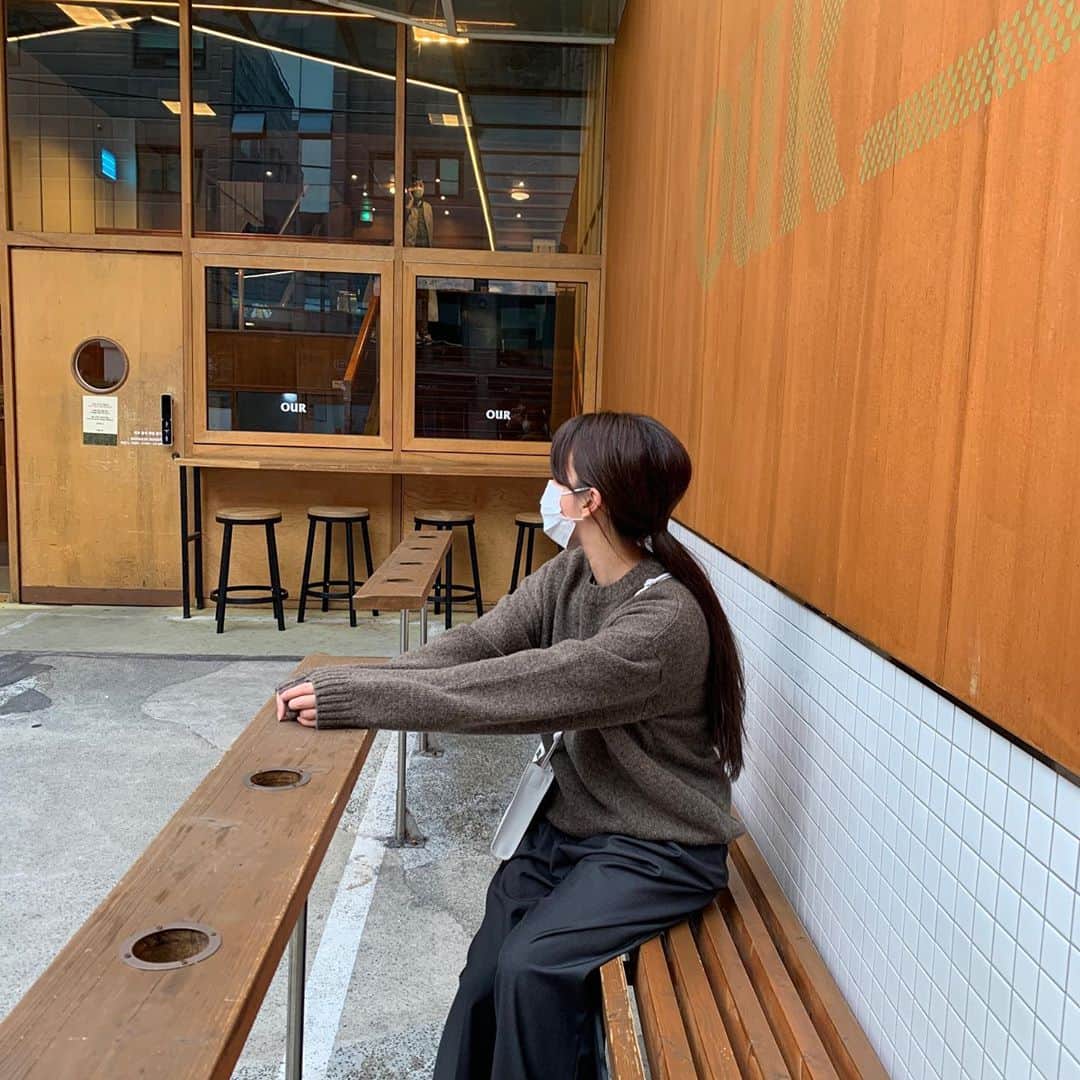 ユン・アラのインスタグラム：「오늘 왜이렇게 춥죠..?🥶🥶 진심 오늘은 이마가 떨어져 나가는쥴...  요즘 내 교복 와이드팬츠 ♡  보들보들한 촉감에 힙하게 떨어지는 라인이 오래 입어도 불편함없이 넘 편해에 🤍」