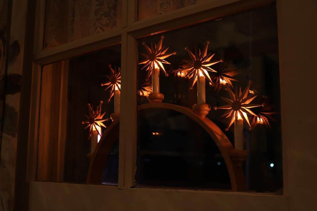 カーテン屋のシーズナルウインドさんのインスタグラム写真 - (カーテン屋のシーズナルウインドInstagram)「シーズンイン✨寒い夜は見るだけで心を暖かくしてくれるアイテムです。 #クリスマスオーナメント#クリスマス飾り #クリスマス#フレンチインテリア#ナチュラルインテリア#クリスマス#リビング#家づくり#マイホーム#格子窓#アンティーク窓#ナチュラル#カーテン屋の自宅#イルミネーション#オーナメント#クリスマス雑貨#クリスマスインテリア」11月3日 21時50分 - seasonalwind_shizuoka