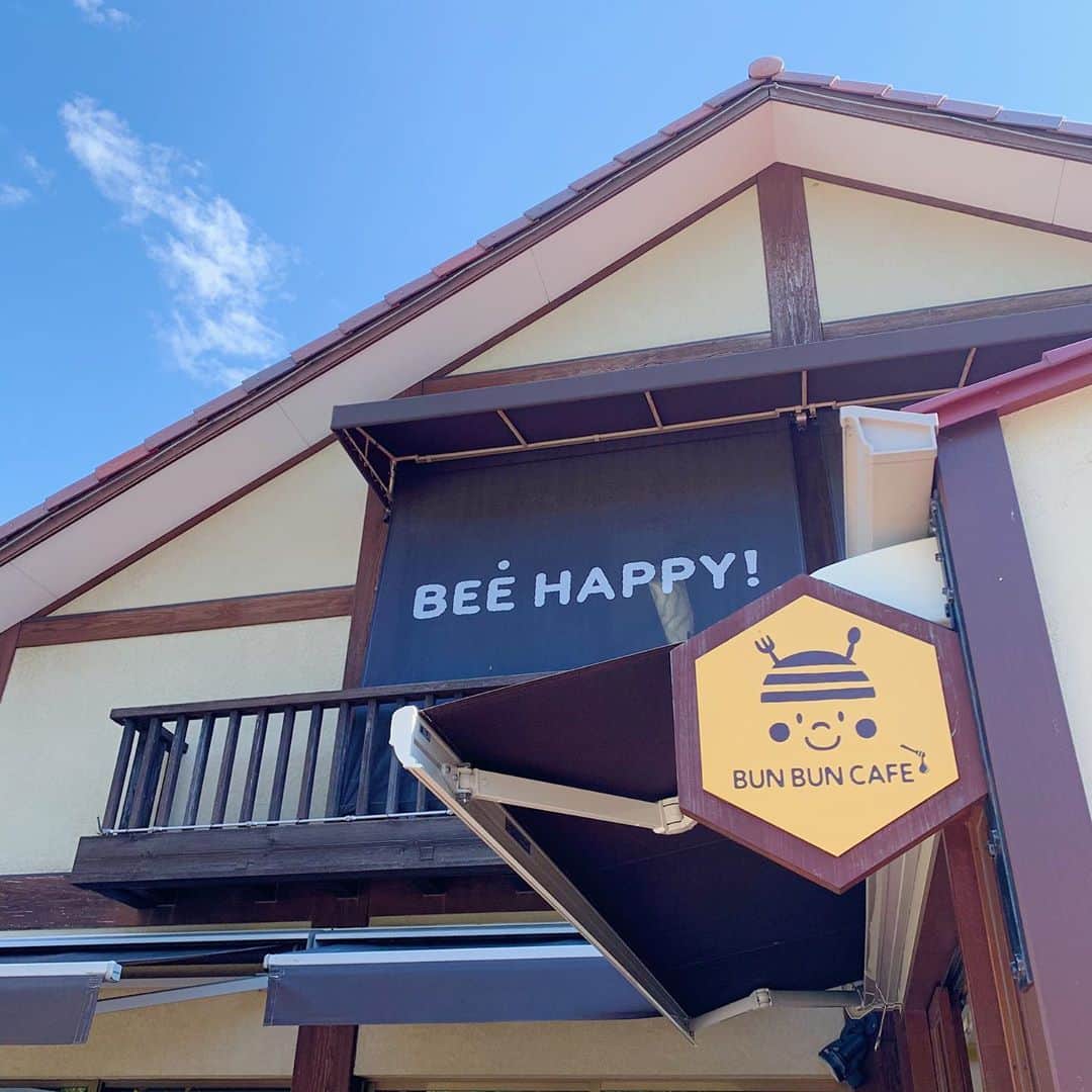 AKARIのインスタグラム：「#長坂養蜂場 🐝𓂃𓂂𓂂 ここのはちみつぶんぶんラスクが大好物！ はちみつたくさんあるから色々買ったよ🍯」