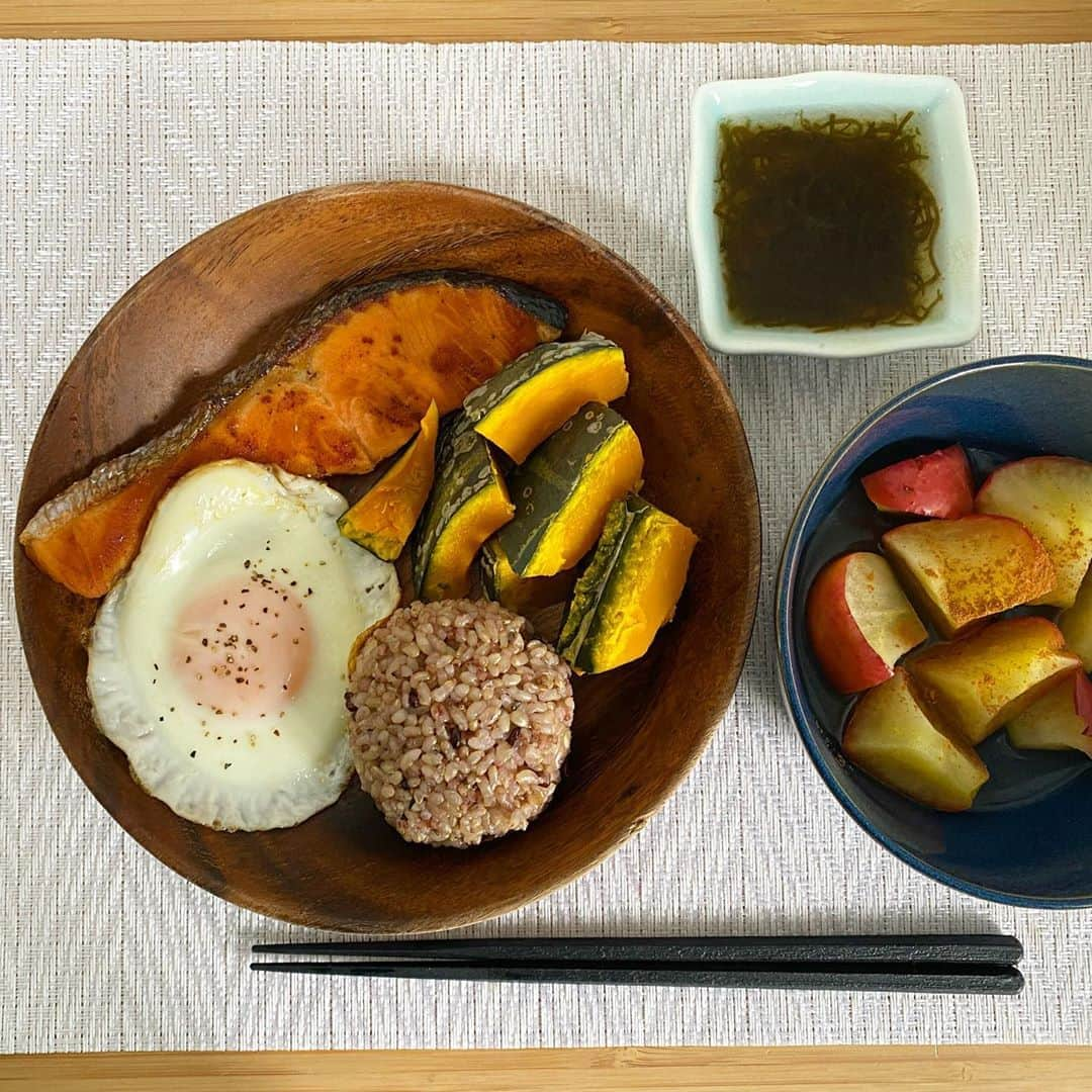 髙橋真帆さんのインスタグラム写真 - (髙橋真帆Instagram)「. 今日のご飯🍙 . いつも同じ感じ😂身体の調子を整えてくれる大好きなものセット🙆‍♀️ . . ☑︎五穀玄米 ☑︎目玉焼き ☑︎鮭 ☑︎かぼちゃ ☑︎りんごシナモンかけ ☑︎もずく . . . #ヘルシー朝ごはん　#マホコの朝ゴハン　 #食事制限　#healthy #高たんぱく質 #ヘルシーご飯　  #筋トレ女子　#workout #dietfood #harmonypromotion #髙橋真帆」11月3日 21時51分 - mahoko_yummy