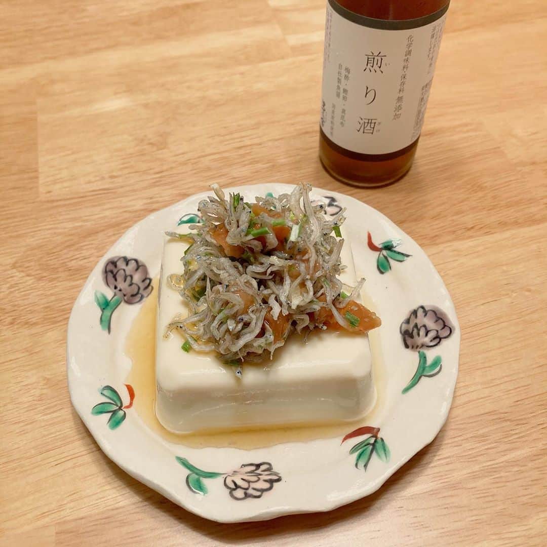 櫛引彩香のインスタグラム：「豆腐ブーム到来❗️ ちりめんと梅干しとわけぎを混ぜて 茅乃舎の煎り酒をかけて食べる。 そして新しいこのお皿、 かわいい、気に入っている。 #ビキコのごはん」
