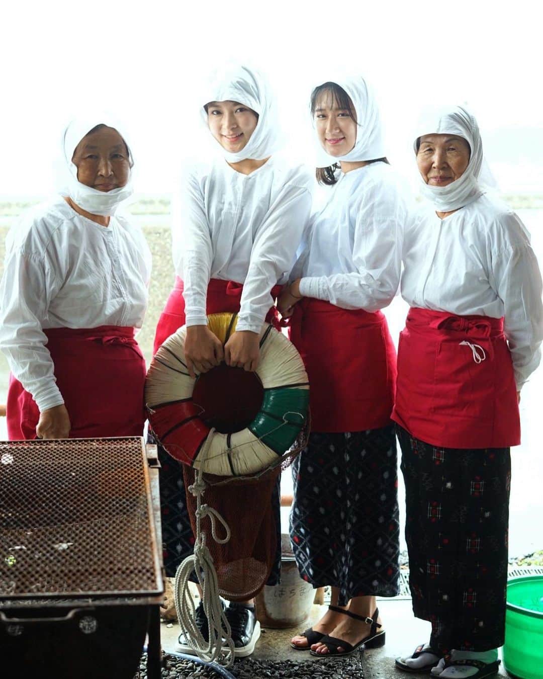 のインスタグラム：「海女さんの仲間入り♡笑 海女コスチューム＋海女さんとのおしゃべり＋海鮮のおやつ　2000円コース✨満足。  📍#はちまんかまど   #あまさん  #海女 #amadivers  #海女小屋  #mie  #kankomie  #三重県  #女子旅」