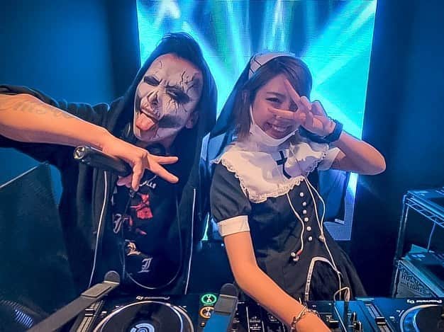 DJ CHI☆MEROのインスタグラム：「👿 . 実は悪魔と仲良し👿🖤 横浜 @dj_bar_kings ありがとうございました！ . 2日間DJ楽しかったナ〜☺️ . . . #ハロウィン#コスプレ#メイク#イベント#横浜#仮装パーティー#Halloween#シスター」
