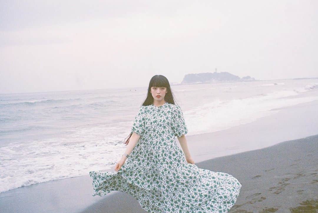 セナのインスタグラム：「夏🎐 . . . . . . . . . . . . . . . . . . . . . . . #黒髪 #黒髪ロング #ロングヘア #スーパーロングヘア #赤リップ #ぱっつん前髪 #作撮り #黒髪ぱっつん  #撮影 #streetfashion #作品撮り #サロモ #サロンモデル #古着 #ootd #ootdfashion #streetstyle #いいね返し #instagood #instalike  #前髪 #撮影モデル #ワイドバング #フィルム #ootd4nylonjp #film #film_jp #film_com #streetphotography #セナ」