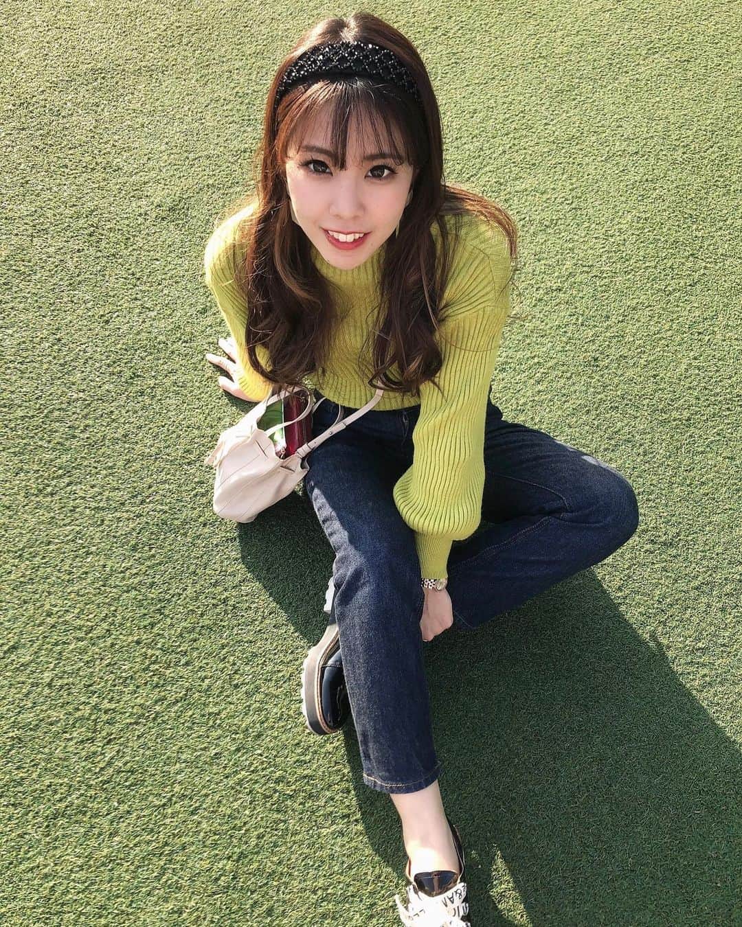 のインスタグラム：「. 芝生と一体化しそうな👏 久しぶりの仲良い専門メンバーで 集まれて話したかった話溢れでた。笑  . .  #dance#japan#osaka#fashion#smile#make#大阪#関西#AAA#いいね#美容#前髪#イヤリングカラー#芝生#ニット#私服」