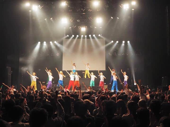 鈴木芳奈さんのインスタグラム写真 - (鈴木芳奈Instagram)「5年前の写真をあいほんさんが提示してくれたので、載せてみる。今はもう営業停止した #赤坂BLITZ での公演。マイクを片手に歌い、踊りまくる。自分だけにスポットライトが当たり、響き渡る自分の声を聞いた時、不思議な空間にふわぁっと入ったような感覚。忘れられない。 この時の私を知ってる人はもうレアかもしれないが、ファンのみんなや、友の応援のメッセージが本当になによりの活力になります💛  #舞台 #死ヌ事典 本番まで6日。突っ走れ〜🏃‍♀️ #思い出グラム #ふと急に振り返る #山形出身 #俳優 #女優 #役者」11月3日 22時04分 - tachibana_kanna