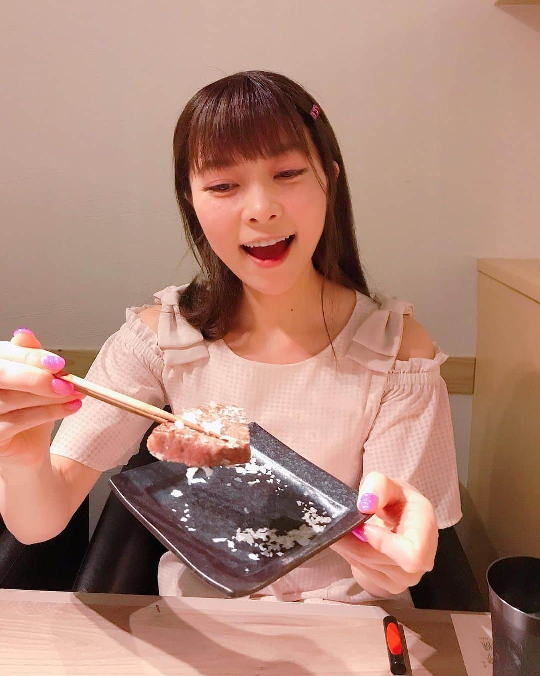 DJ MIYAさんのインスタグラム写真 - (DJ MIYAInstagram)「きゃっほほーん♪こんばんにゃん❤️💗  今日は、momと表参道（北青山）にある  完全個室の、焼肉 零條（れいじょう）（ @yakiniku_reijo ）さんでコースのお料理を楽しみましたぁぁぁ❤️  料亭といった和の趣きで、素晴らしいおもてなしでした♪❤️  元フレンチシェフが織りなす、肉料理の世界観、お母さんと感動ぅぅ〜！！！🎀  🥂グラスシャンパンと、beerで乾杯♪  『牡丹』  ◉キムチナムル盛り合わせ ◉本日の前菜三種  ◉和牛と生うにのなめろう・和牛握りずしとキャビア  驚くほどの柔らかくて、新鮮で高品質仙台牛にキャビアがものすごい合うー！シャンパンと優雅に🍾♪  ◉黒毛和牛タンと冬瓜の煮込み　ガーリックトースト添え  ◉和牛タンモト 塩焼き お肉はお店の方が焼いてくれるから、ほんとほどよくて嬉しいー！松茸の風味も牛たんとぴったりんこだよ♪♪   ◉和牛　塩焼き二種  さがりとシンシン、肉の旨味などじっくりと堪能。  「シャノワール　ユズ」という柚子のお酒も ほんと果実感があってとても美味しーい。   ◉和牛とズワイガニのボロネーゼ トリュフ添え  ここでパスタが食べられるとはめっちゃ嬉しいー！❤️ごろっと大きめズワイガニも嬉しい♪やっぱこのコース、好きな物が全部入ってて最高ぅー。  ◉海藻とじゃこのサラダ  ◉シャトーブリアン　淡雪塩  きゃぁぁ❤️とろけるぅー。焼き加減も絶妙だし、なんて美味しいのでしょうかー！  ◉サーロインと四川風スープのしゃぶしゃぶ 四川風だけど辛すぎないsoupにさーっと大きな霜降りサーロインを潜らせて美味しく食べちゃったぁー！ スゴォーイ！柔らかくてふわーって感じ！  手延べうどんを途中入れてserveしてくれました。   ◉季節フルーツと黒蜜ゼリー　塩バニラ添え 塩バニラのアイスもキレイ♪シャインマスカットと柿と可愛かった。  大切な方とのお食事や、お祝い、女子会などにもぴったりですね♪♪❤️💗  接客も素晴らしく、落ち着いて食事できました♪  表参道駅からすぐなので  ぜひ行ってみてね♪  GOTO EATキャンペーン対象です(^^)  ありがとうございました💗❤️  #焼肉零條 #青山焼肉 #焼き肉 #表参道焼肉 #青山グルメ #表参道グルメ #gotoイートキャンペーン #GOTOEATキャンペーン #一休レストラン #焼肉割烹 #焼肉好き #ディナーコーデ #グルメ女子 #グルメブロガー #旅インスタグラマー #旅インフルエンサー #グルメ #フィットネス女子 #肉デート #北青山 #青山グルメ #港区グルメ #インスタ映え #インスタグラマー #インフルエンサー #GOTOキャンペーン #シャトーブリアン　#焼き肉屋さん #グルメレポ #焼肉女子会 #食レポ」11月3日 21時57分 - dj_miya