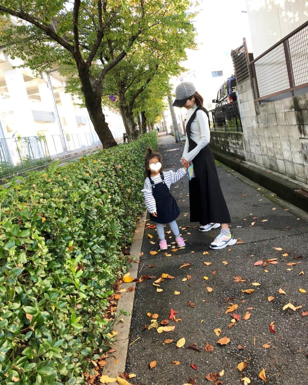 林香里さんのインスタグラム写真 - (林香里Instagram)「・ ・ 紅葉した落ち葉と今日の #coordinate ⚐☙  @myine_my のワンショルワンピ⭐︎ 🧢+👟でカジュアルstyleにしてみました！ シャツにブーツを合わせたら綺麗めにも 合わせられるし、いろいろ楽しめるワンピ♡  #ootd#fashion#wardrobe#outfit #mama#ママコーデ」11月3日 21時57分 - kaori_hayashi1203