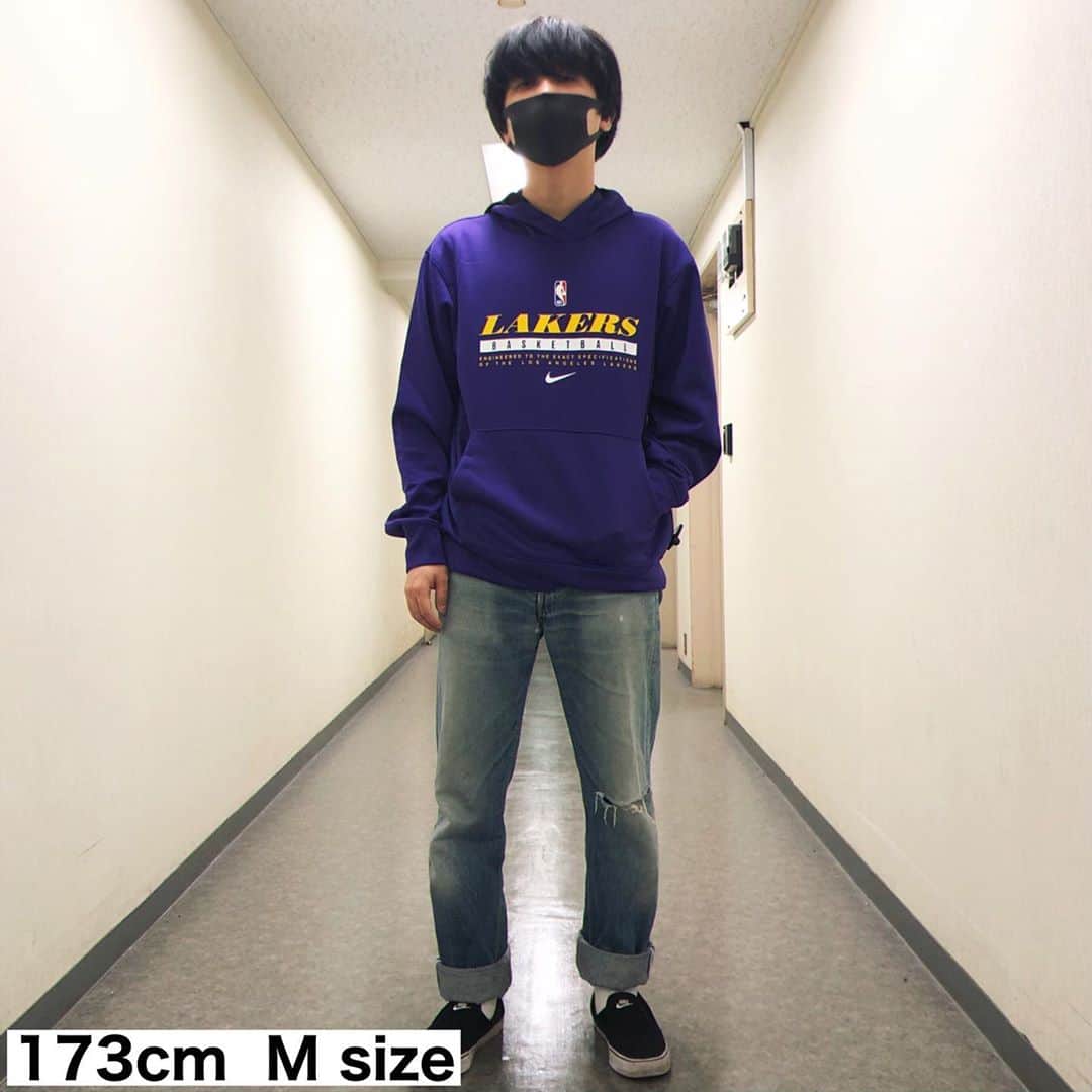 セレクションスタッフのインスタグラム：「.﻿ Lakers Hoodie💛💜🖤﻿ グレーとパープルの二色入荷しました。﻿ ﻿ 結構オーバーサイズ気味でダボユルと着たい方はワンサイズ上を選ぶのがオススメ‼︎﻿ ﻿ 173cmメンズスタッフはMサイズがマイサイズのようでした😌﻿ ﻿ DRI-FIT素材使用なので冬場のトレーニングにもOK🤞﻿ ﻿ ﻿ ﻿ #nba #nba好きと繋がりたい #レイカーズ #lakers #kobe #コービーブライアント #コービー #ストリートファッション #ストリートコーデ #セレクション新宿 #セレクション大阪 #kobebryant #ブラックマンバ #blackmamba #レイカーズ好きと繋がりたい #レブロンジェームズ #アンソニーデイビス #nbachamps #ナイキ #ナイキコーデ」