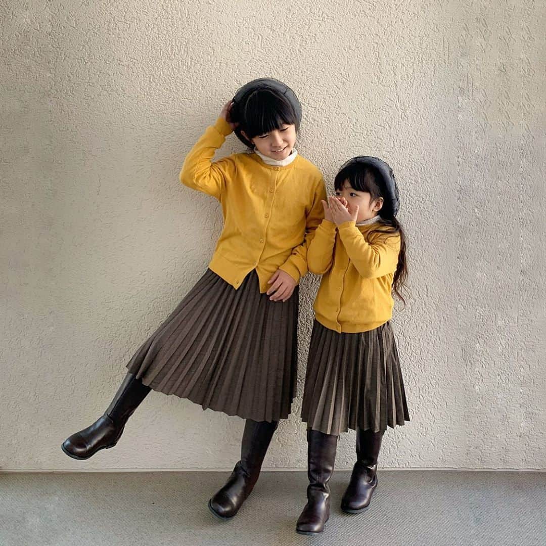 のインスタグラム：「@uniqlo のgiftboxに入ってたお洋服着せたよー❤️ 姉妹お揃い👍👍  🍀クルーネックカーディガン  🍀ストレッチフリースリブハイネックT  🍀プリーツチェックスカート  (110 140)  @uniqlo_ginza  @uniqlo   #上下ユニクロ  #uniqloginza2020fw #ユニクロキッズコー2020fw #uniqlokids2020fw #uniqlokidsbox #uniqlokids #pr  ----------------------------  #親子コーデ#シミラールック #ママコーデ#大人カジュアル#ママファッション#ママリファッション #プチプラ#プチプラコーデ  #シンプルコーデ#ベージュカラー  #姉妹#姉妹コーデ#女の子ママ#ユニクロニット部 #ユニクロ新作#uniqloコーデ #ユニクロニット#ユニクロニット部#ユニクロきれいめ部」