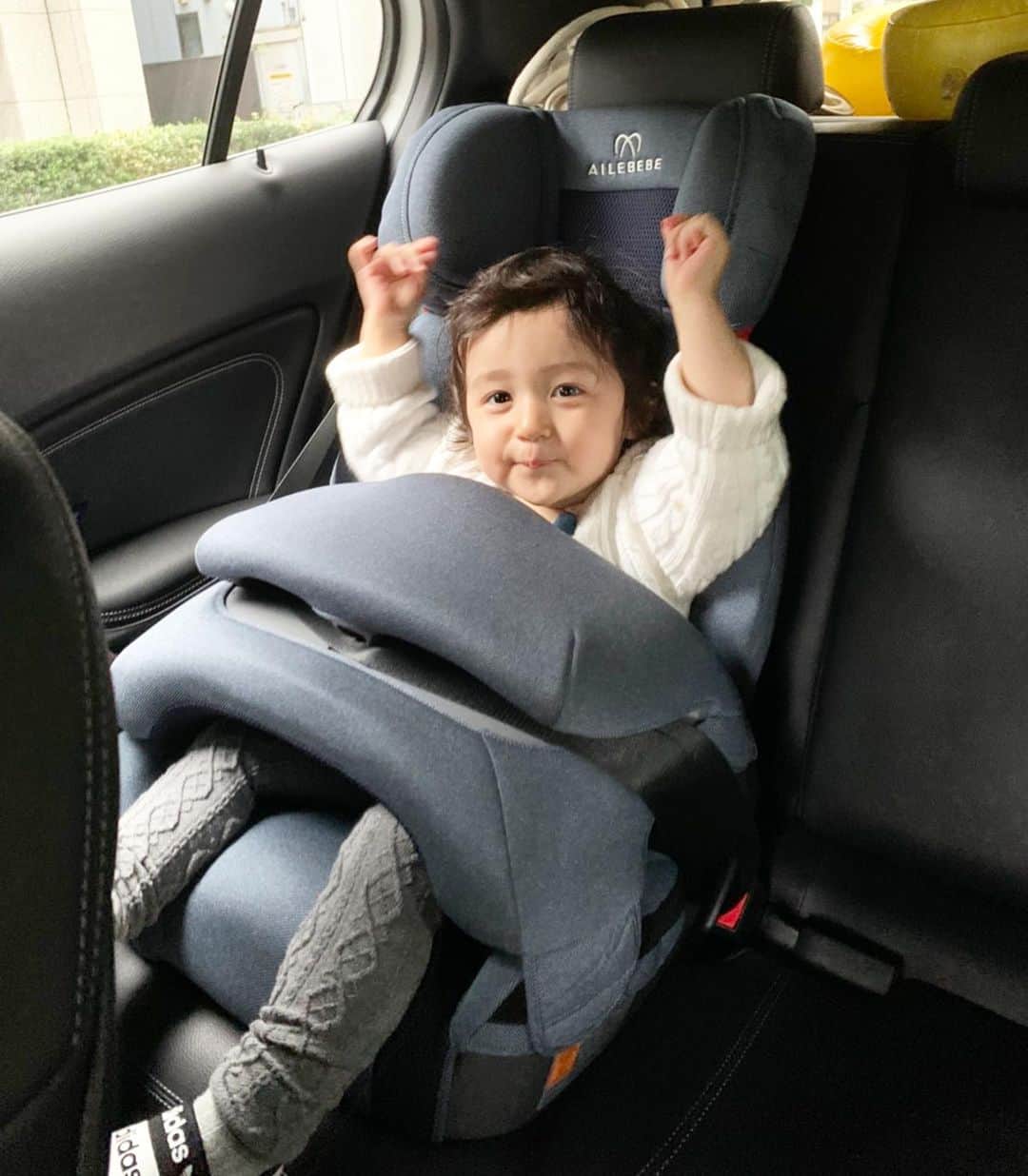 のインスタグラム：「エールべべのアンバサダーになり　#サラット3ステップ  にべべ乗らせてもらってます👶 * * * とにかく装着簡単なチャイルドシートで、いつも主人に任せる私もラクラクでしかも軽い！😝💓 * * *  1歳から11歳まで使えるのも、買い替えの必要がなくて有難い☺️🚙  もともと　#エールべべ　の　#スイングムーンプレミアムs  を使っているのだけど、実家にもよく帰るので付け替えできるこちらは、親の車でも使いやすい😭 * * * べべもテンションあがって目の前のインパクトシールドで太鼓たたいてます😬  #エールベベ  #サラット3ステップ  #エールベベアンバサダー #PR #15ヶ月 #15monthsold #1歳3ヶ月 #oneyearold #女の子ベビー  #令和元年ベビー  #babygirl  #babystagram  #赤ちゃんのいる暮らし  #赤ちゃんのいる生活  #女の子ママ #ママライフ #babyandmommy  #👶  #아가 #carlife」