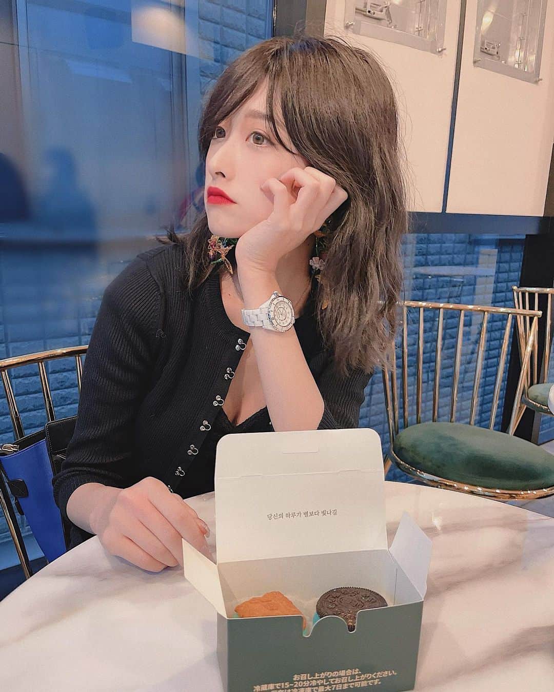 のインスタグラム：「#🇰🇷 #顎 ばち混みでした。  場の雰囲気に沿って アプリの他撮り風を お届けします。  #macaron#macapresso#shinokubo#tokyo#japan#cafe#zara#chanel#j12#j12chanel#dayoff#新大久保#マカプレッソ#カフェ巡り#新大久保カフェ#休日#新大久保グルメ#iphone12pro#ipone12」