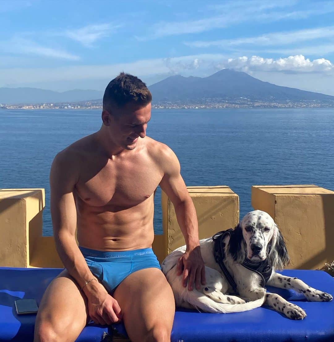 のインスタグラム：「Parawanu nie ma, ale też jest zaje****** 😅  Dopo gli allenamenti... mi dedico a lui❤🐶 After training...my time is for 🐶❤️🥰」