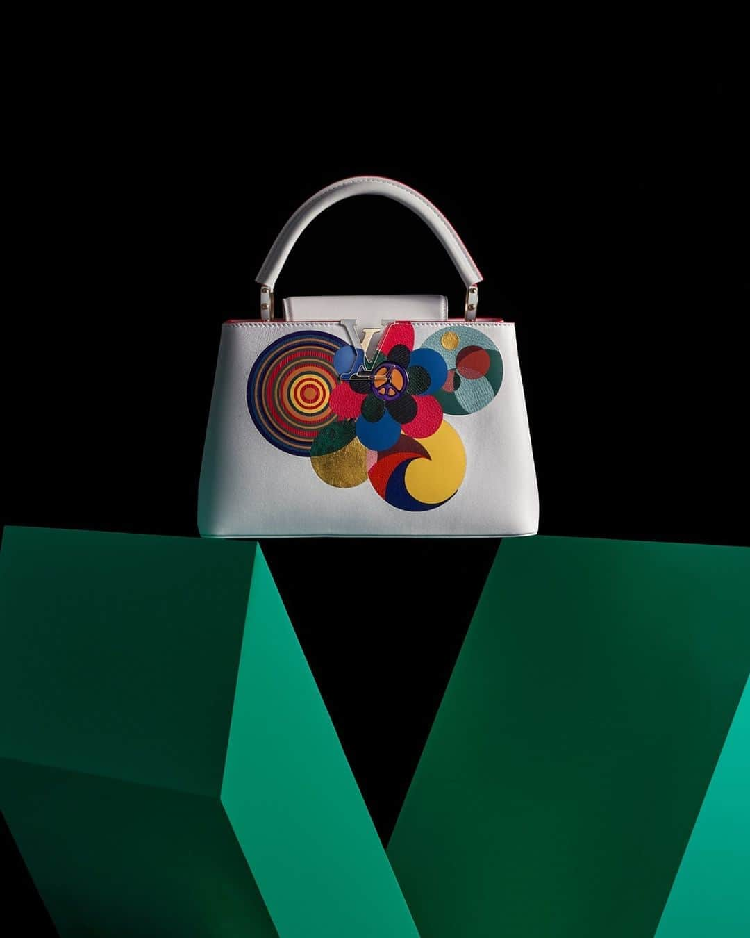 ルイ・ヴィトンさんのインスタグラム写真 - (ルイ・ヴィトンInstagram)「#BeatrizMilhazes for #LouisVuitton. For the second edition of #ArtyCapucines, the Brazilian artist recreated one of her vibrant paintings in colorful leather. Explore the collaboration with six renowned contemporary artists via link in bio.」11月3日 22時00分 - louisvuitton