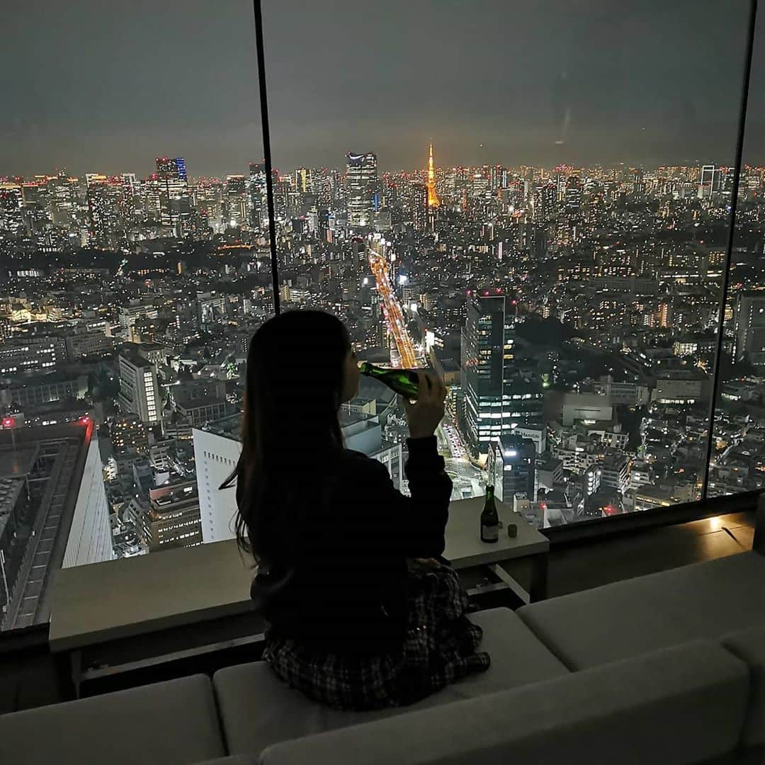 畠山優梨枝さんのインスタグラム写真 - (畠山優梨枝Instagram)「🌟SHIBUYA SKY🌟予想以上の綺麗さと開放感でした😆😆もっと早く行けば良かった✋夜景を楽しみながらお酒も飲めて楽しかったです🍸昼間や夕暮れも違った景色でキレイなんだろうなぁ。。。💕 #渋谷#渋谷スカイ#shibuyasky#展望台#夜景#nightview#Champagne#渋谷スクランブルスクエア」11月3日 22時02分 - yurieyurieee