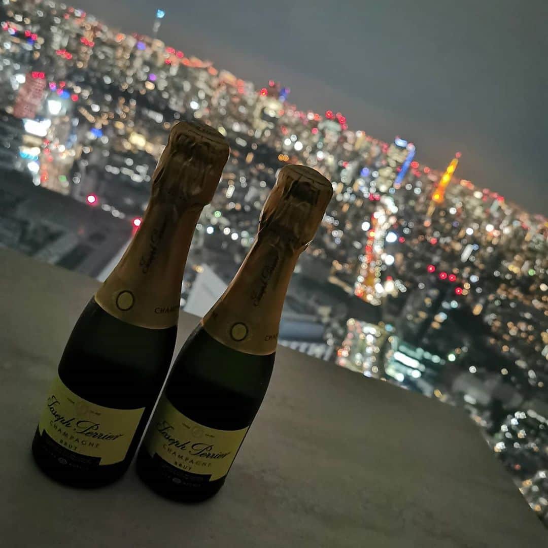 畠山優梨枝さんのインスタグラム写真 - (畠山優梨枝Instagram)「🌟SHIBUYA SKY🌟予想以上の綺麗さと開放感でした😆😆もっと早く行けば良かった✋夜景を楽しみながらお酒も飲めて楽しかったです🍸昼間や夕暮れも違った景色でキレイなんだろうなぁ。。。💕 #渋谷#渋谷スカイ#shibuyasky#展望台#夜景#nightview#Champagne#渋谷スクランブルスクエア」11月3日 22時02分 - yurieyurieee