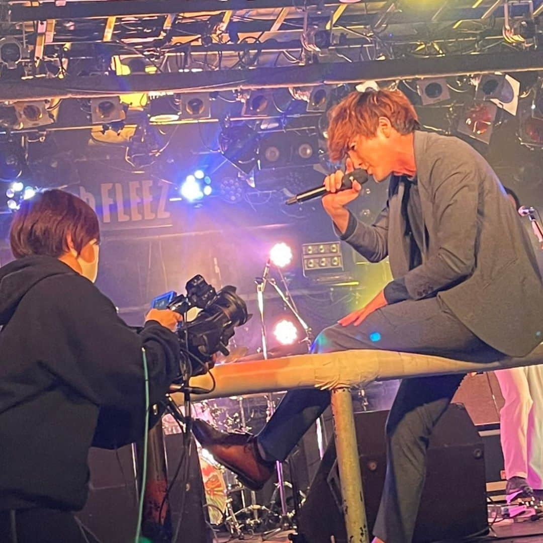 モリナオフミ（フラチナリズム）のインスタグラム：「GIG TAKAHASHI 2020配信ライブ ご視聴頂きまして ありがとうございましたー！ 高橋さんのバースデーを一緒に祝えて ハッピーの極みでございました。 MCもライブもありがとうございます。 また笑顔でお会いしましょう。 AKAGIDANでした！ #フラチナリズム」