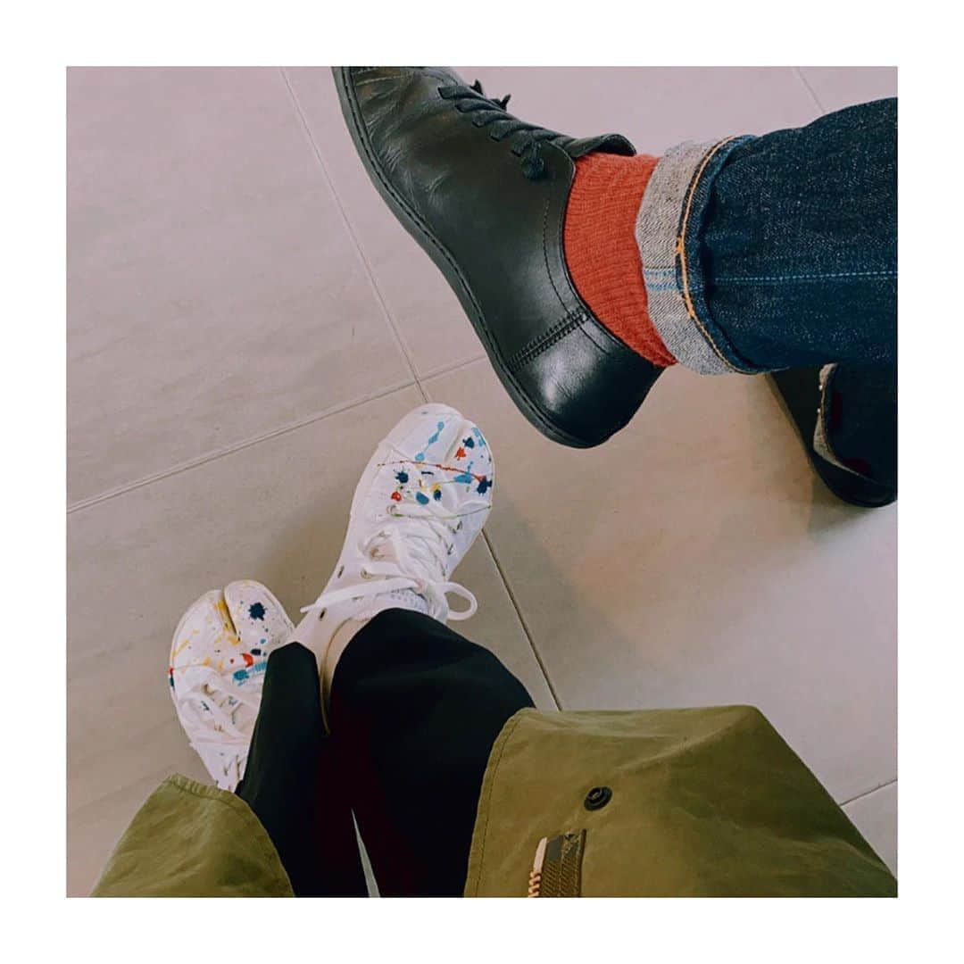 i_am_romikoのインスタグラム：「お互いparisで買ったお気に入りの靴👟❤️ #休日」