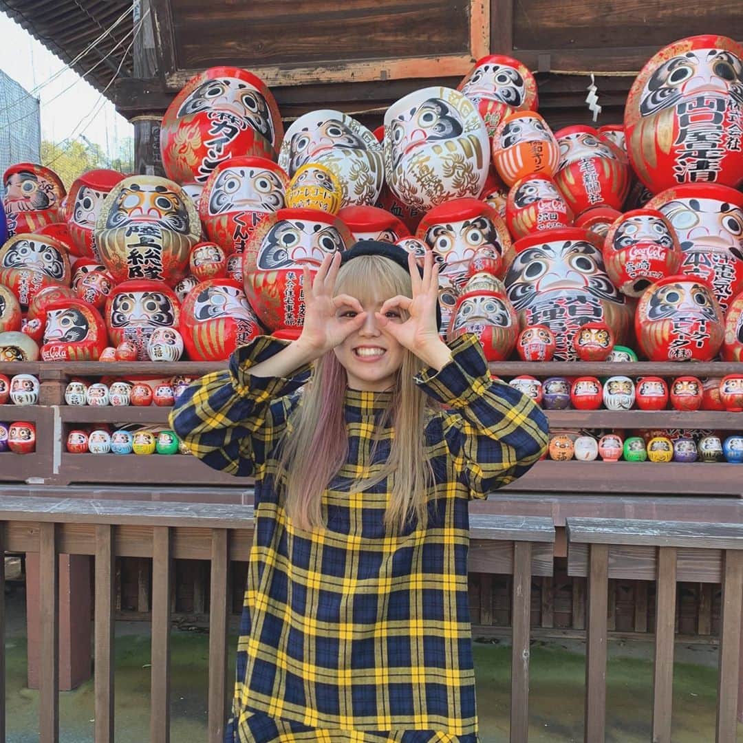MANA（宮本茉奈）のインスタグラム：「🔴﻿ ﻿ 群馬県でお仕事とお仕事の間に﻿ 空き時間が少しあると言うことで﻿ 急遽！「行く人おらん？」の誘いにのってくれた メンバーとバスに乗って﻿ #少林山達磨寺 へ。﻿ ﻿ 高崎駅西口から「ぐるりんバス」に乗り﻿ 20分ほど揺られ少林山入り口で下車⛰﻿ ﻿ 降りたらすぐ少林山達磨寺ありました﻿ 水屋（手水舎）の横の階段を上がると﻿ いっっぱいの達磨！﻿ 沢山の目力ある達磨に見つめられ﻿ なんだかパワーをもらえた気がします﻿ ﻿ その横のお堂では﻿ 各自おみくじをしたり☻﻿ マナはだるまみくじのガチャガチャをして﻿ 黒の達磨でした おみくじの内容は秘密、、（笑）﻿ ﻿ どんなに困難に遭っても﻿ 七転び八起きの精神で克服できるように﻿ ﻿ と願をかけられてる達磨﻿ 大阪☆春夏秋冬も、そしてマナも﻿ 何度でも起き上がれますように。﻿ ﻿ 帰りのバスの時間は調べてたけど﻿ 予定より1時間程早く、「帰ろうか〜」となり﻿ バス停に向かうも、、、！﻿ 帰りのバスはなんと2時間に1本。笑﻿ 次のバスまで1時間もある〜！﻿ ﻿ ということで﻿ みんなで20分ほど群馬八幡駅へテクテク👣﻿ ﻿ 電車まで少し時間があったので﻿ 駅前の「みるく工房タンポポ」でジェラートも。﻿ みるく味と、ココア味☺︎﻿ 人気店なのか、次々にお客さんが来てました﻿ ﻿ 沢山歩いたしリフレッシュできて﻿ すごく前向きな気持ちになれた1日 あーーたのしかった！﻿ お仕事も頑張れました﻿ ﻿ #なんかレポみたいになっちゃった #笑﻿ #群馬観光 #群馬カフェ #群馬グルメ #群馬スイーツ #高崎観光 #高崎グルメ #高崎スイーツ #少林山達磨寺 #群馬 #高崎 #プチ旅行  #japan_daytime_view #photo_jpn #ptk_japan #bestphoto_japan #daily_photo_jpn #nipponpic #impressive_gallery #photo_shorttrip #photo_travelers #japanesecalligraphy #beautiful_photo_jpn #japan_vacations」