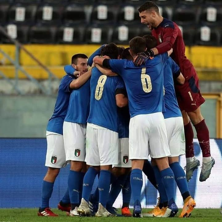 サッカーイタリア代表さんのインスタグラム写真 - (サッカーイタリア代表Instagram)「#Under21 🇮🇹 Per le gare di novembre la #FIGC allestirà anche una squadra B. Venerdì la doppia convocazione Dopo il precedente di ottobre, quando l’#Under20 era stata allertata dopo le prime positività in Under 21, il Club Italia ha deciso di costituire due gruppi, che lavoreranno in maniera funzionale e sinergica, sotto il coordinamento di Maurizio Viscidi . La notizia 👉 www.figc.it . . #Azzurrini #VivoAzzurro   #Under21 🇮🇹 The FIGC establishes a B team for November's matches. Squads to be named on Friday The two groups will work together synergistically, with Maurizio Viscidi coordinating matters . More at 👉 www.figc.it/en . . #Azzurrini #VivoAzzurro」11月3日 22時09分 - azzurri