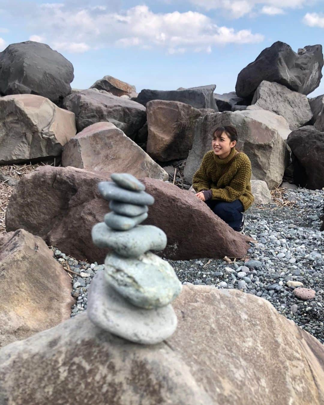 中島早貴さんのインスタグラム写真 - (中島早貴Instagram)「小田原に！ いってきましたぁー🐟🌿 　 海に癒されて 石積む遊びにハマり 美味しいうなぎ食べて かまぼこ作りには間に合わなかったけどもー🙄笑 かまぼこ博物館が楽しくて夢中になりました🙋‍♀️🙋‍♀️🙋‍♀️笑 　 SDGs未来都市に 選定された小田原は 海も山も川もあって 何もしてなくても ただただ癒される！！！！ 　 海で石積みながら波の音を聞いているあの瞬間😭🌏 本当に癒されたぁーーー💓 　 かまぼこ作り リベンジしにまた来たいし SDGsの取り組みのひとつとして行っている 『まちのコイン』アプリもたくさん使って地域の方と交流したいなぁと思っています🌏 　 小田原カムバックするぞー！！！ 　 #ナカジマ旅 #小田原 #鈴廣かまぼこの里  #友栄」11月3日 22時22分 - saki__nakajima__uf