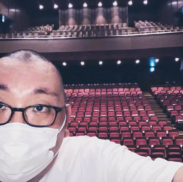 街裏ぴんくのインスタグラム：「【拡散希望します！】 今年最後の公演！12月に独演会開催します！！詳細決定しましたー！  1/7(土)イープラスにて発売開始！明日のHoubeNにて手売りチケットも発売します！  12/27(日) 第八回 街裏ぴんく漫談独演会 「母の体から明転飛び出し、逮捕キッカケで完全暗転」 @さくらホール 17時開演 前売3500円  フライヤー制作中です！！」