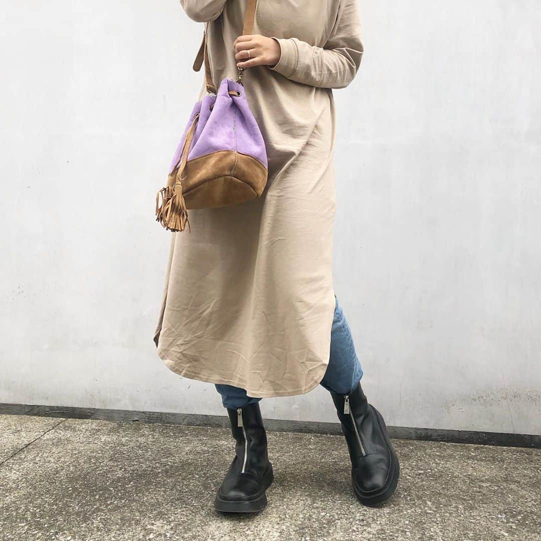 ラレイアのインスタグラム：「🌴 Re Lifeのムートン巾着ショルダーは 裏ボアタイプでリバーシブルになります☺️💕 ・ しかも今ならSALEで1,100円😳✨ 残りわずかになってきましたのでお早めに🧡 ・ ・ ・ ---La Leia Precious Life(ラレイア)--- @laleia_official ・ 楽天市場店 https://www.rakuten.co.jp/laleia-p-life/ ・ au wowma店 https://wowma.jp/user/52666346 ・ ・ #relife#bag#hawaii#aloha#surf#beach#laleia#フォトジェニック#インスタ映え#インスタ女子#アロハ#ビーチ#海を感じる雑貨#ラレイア#楽天#ビーチガール#サーフスタイル#大人カジュア#秋#秋コーデ#秋ファッション#バッグ#巾着バッグ」