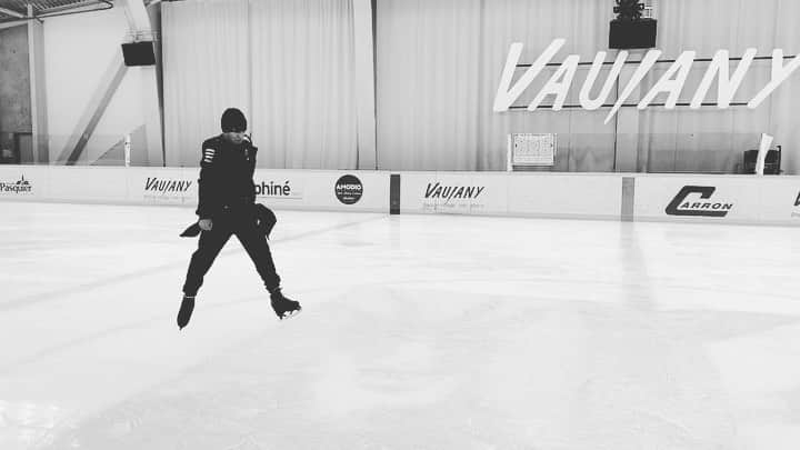 フローラン・アモディオのインスタグラム：「🖤➕ —— —— —— #figureskating ⛸  #amodioacademy 🏛 #choreo 🕺🏽 #justinbieber 🎤 #intentions 🧸」