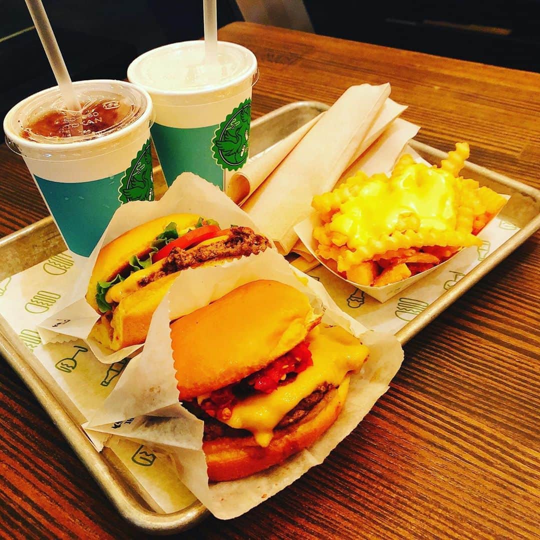 小森真理子さんのインスタグラム写真 - (小森真理子Instagram)「タルトにハンバーガー。 普段はあまり食べない背徳的な美味しいもの食べまくる日でした。 (食べる前からにやけてたみたい。) そして明日もお楽しみが...。🧁 この2日間だけは何も気にせずたべちゃうぞー！！！🐷🐷🐷 (リングフィットがんばります...)」11月3日 22時19分 - mariko_hiki_komori