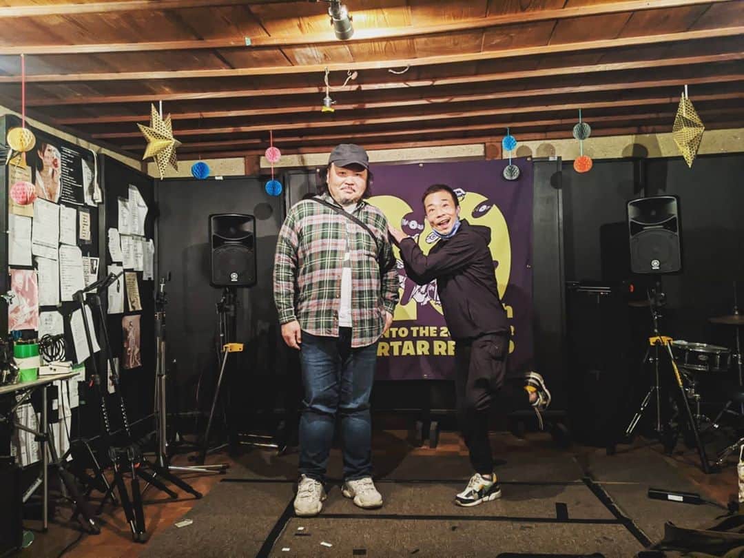 磯部正文のインスタグラム：「熊谷モルタルレコードで弾き語りワンマンライブ 来てくださった皆様＆山ちゃんありがとう🤓ございました 久々にお客さんが近くに居てくれるとやっぱ有難いです  気持ち良く歌えました  また会いましょう  そして早速アルバム｢eye｣を手にしてくれた皆様ありがとうございます👁️‍🗨️」