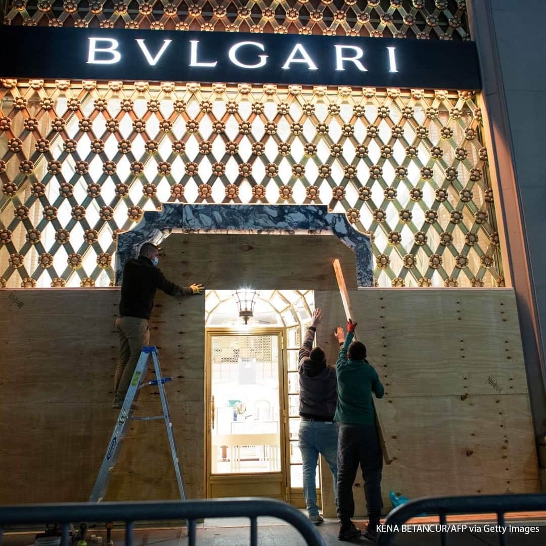ABC Newsさんのインスタグラム写真 - (ABC NewsInstagram)「Businesses in cities around the U.S. are boarded up with plywood by local authorities in preparation for Election Day. Stores seen here in Los Angeles, Chicago, Washington D.C. and New York. #election2020 #politics #usa」11月3日 22時30分 - abcnews