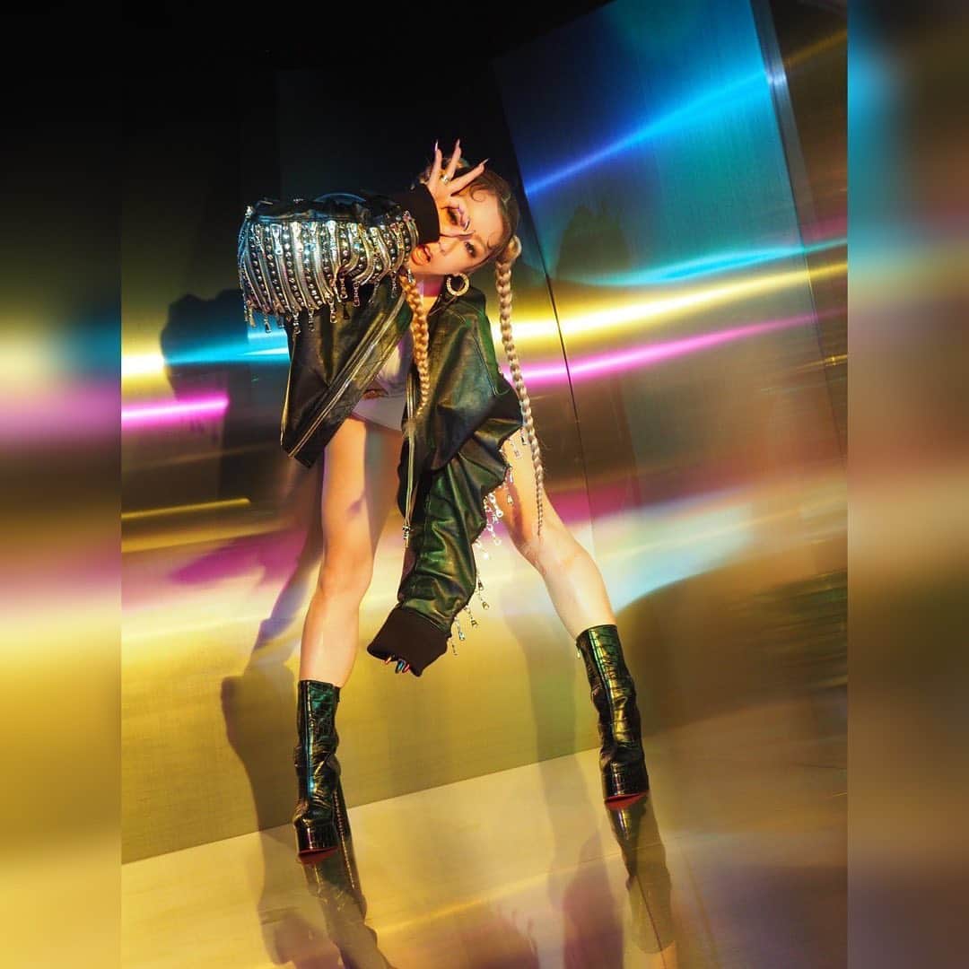 のインスタグラム：「.﻿ 12月2日(水)リリース﻿ 「angeL × monsteR [MY NAME IS...]」﻿ ﻿ #ファンクラブ限定盤 #オフショット #new #album #monsteR #angeL #mynameis #kodakumi #倖田來未」