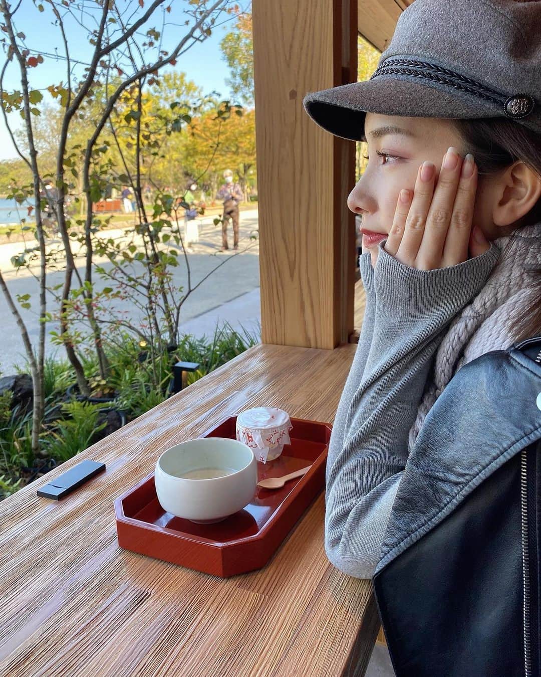 黒澤詩音のインスタグラム：「福岡へ行っていました☀️  何度も訪れているけど、市内も北九も美味しいものたくさん。  メルボルンCに、JBCと今日は競馬も楽しい1日でした🏇✊ 明日はプロ野球ニュースでーす⚾️  #大濠公園 #福岡 #福岡旅行 #八女茶と日本庭園と #福岡カフェ #博多カフェ#fukuoka #cafe #teatime #카페」