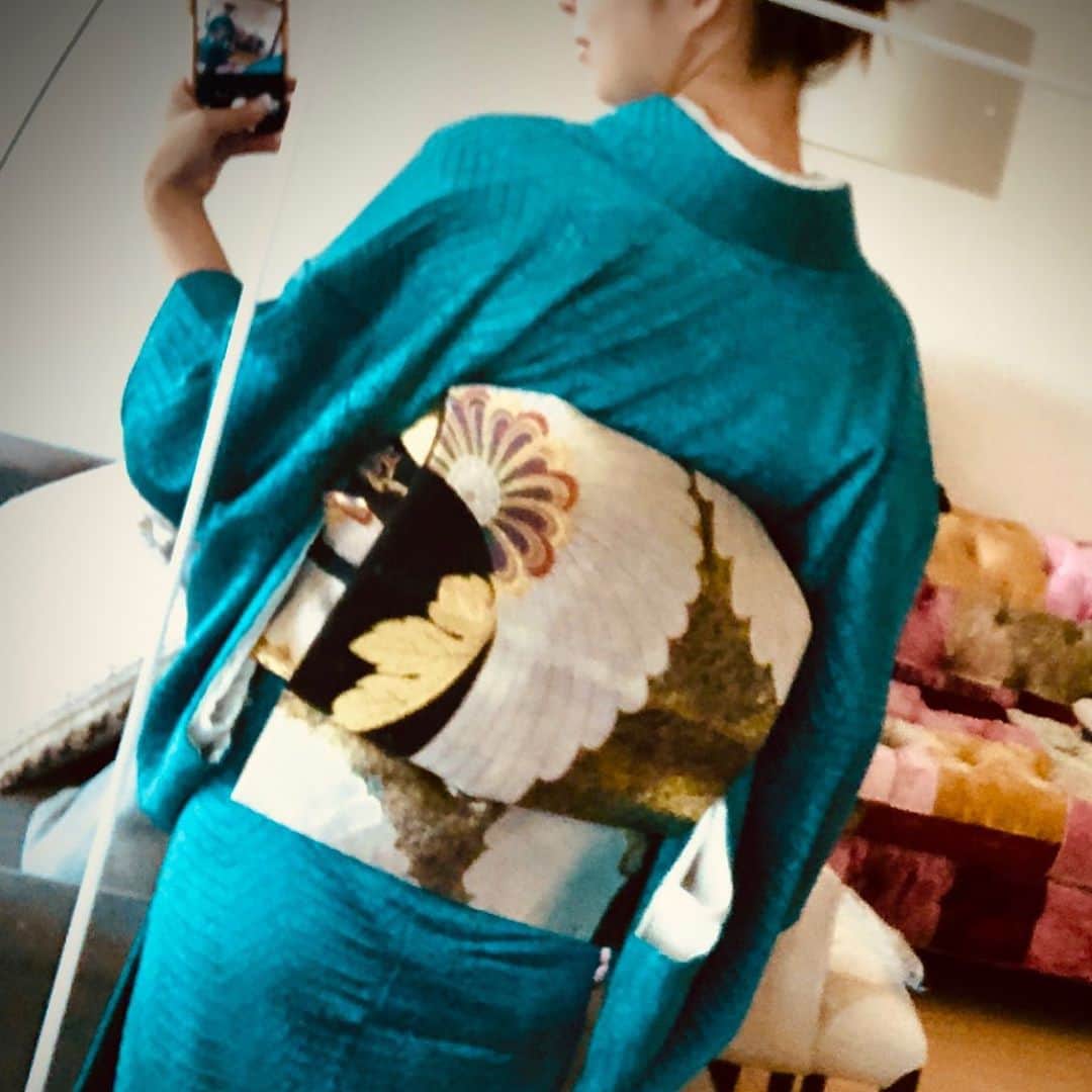 阪井あゆみさんのインスタグラム写真 - (阪井あゆみInstagram)「母の着物👘 #kimono 💙🖤 #着物#着物女子#着付け#日本女性 #日本女子＃自装#japanesegirl #japaneseculture #japanese#mymother's」11月3日 22時23分 - ayumisakai0121