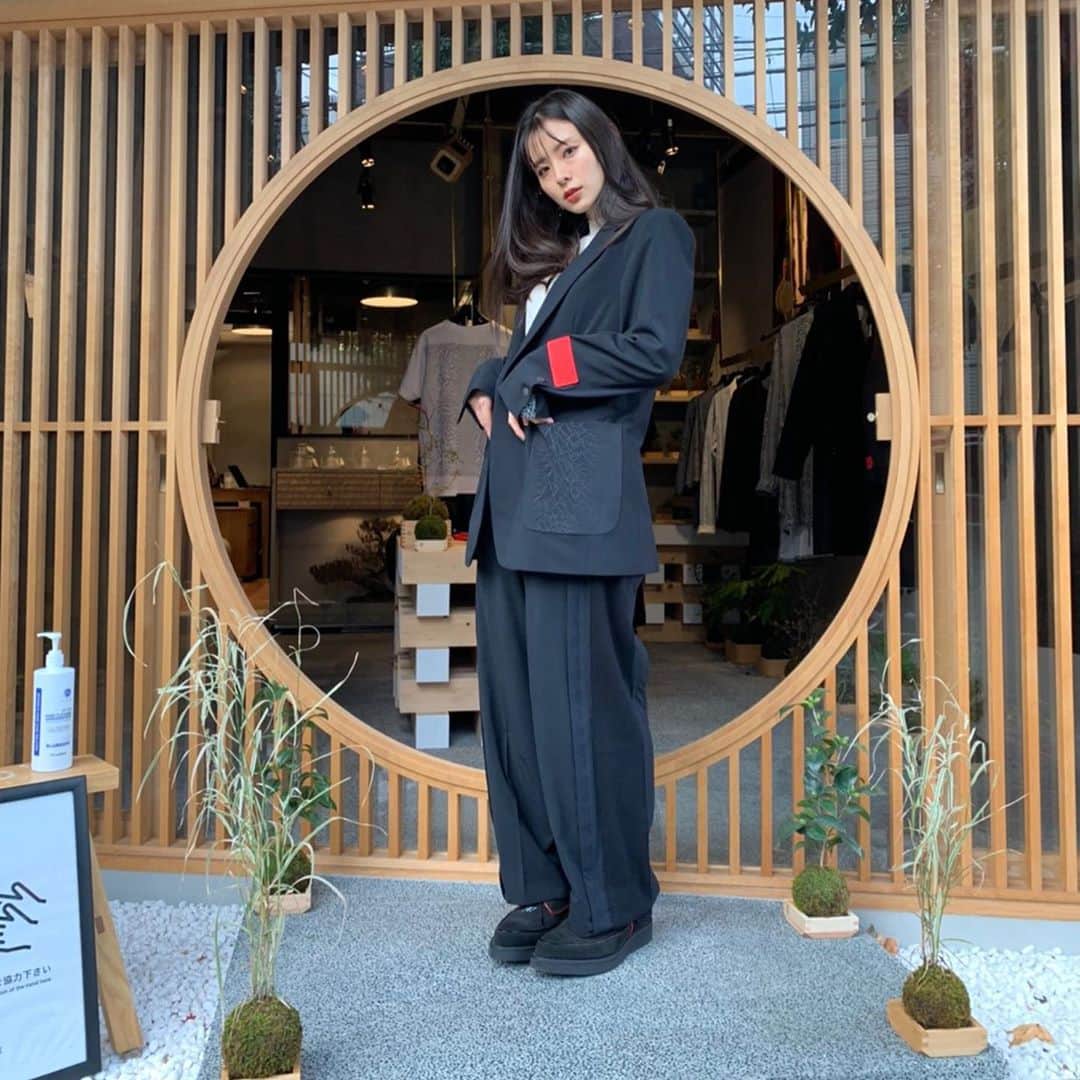 のインスタグラム：「(∵)﻿ ﻿ ここでまた急にリアルタイム投稿☺︎﻿ ﻿ 弊社の大先輩﻿ 駿河太郎さん（@tarosleepydog ）が﻿ デザインされているブランドの﻿ 展示会にお邪魔してきましたー！！！﻿ ﻿ モノトーンベースに﻿ 赤のワンポイントがめちゃくちゃ可愛いいい﻿ ﻿ 展示会は明日までです！﻿ お近くにお越しの際は是非お立ち寄りください♫﻿ ﻿ 'NEWORDER'﻿ ﻿ 場所：MItsuME TOKYO ﻿ 東京都目黒区祐天寺1-15-3﻿ ﻿ Thema : playful（遊び心）﻿ Date : 10/29〜11/4日﻿ TIME : 12:00〜20:00﻿ ﻿ ユニセックスなので﻿ 1つあれば家族みんなで着られる﻿ 最高﻿ ﻿ 私はMA-1かコートで山ほど悩んで﻿ 結局コートにしました☺︎﻿ ﻿ コートはファーの使い方が珍しく﻿ 実は…後ろ姿にもファーが♡﻿ バックスタイルも上半身ふわふわファーが満載で﻿ 他にはないデザインなのでこちらを選びましたー！﻿ 首回りまでふわふわなので﻿ 真冬もマフラー要らず！便利！素敵！﻿ ﻿ でもこうやって見るとMA-1も可愛いな…﻿ 欲しいわ﻿ ﻿ 大先輩は今日もご陽気でした﻿ 太郎さん！いつもありがとう☺︎！﻿ ﻿ 皆様も是非お越しください＼(∵)／﻿ ﻿ ﻿ #NEWORDER﻿ #展示会﻿ #赤のワンポイント﻿ #めっちゃ可愛い﻿ #コート予約したけど﻿ #MA1も欲しい﻿ #あとPコートもあってんけど﻿ #それもめっちゃ可愛かった欲しい﻿ #ベストも可愛かったし﻿ #靴下も可愛かったわ﻿ #あとジェケットとパンツのセットアップも﻿ #1枚目に着てるやつ﻿ #いや全部やん﻿ #ユニセックス﻿ #なので﻿ #みんなで買ってみんなで着よ﻿ #駿河太郎﻿ #急に太郎さんのハッシュタグ﻿ #朝見心﻿ #私もいれとこ﻿ #普段ハッシュタグしぃひんから﻿ #1回やったらしつこくやってまう﻿ #展示会は明日までです！﻿ #是非お越しください」