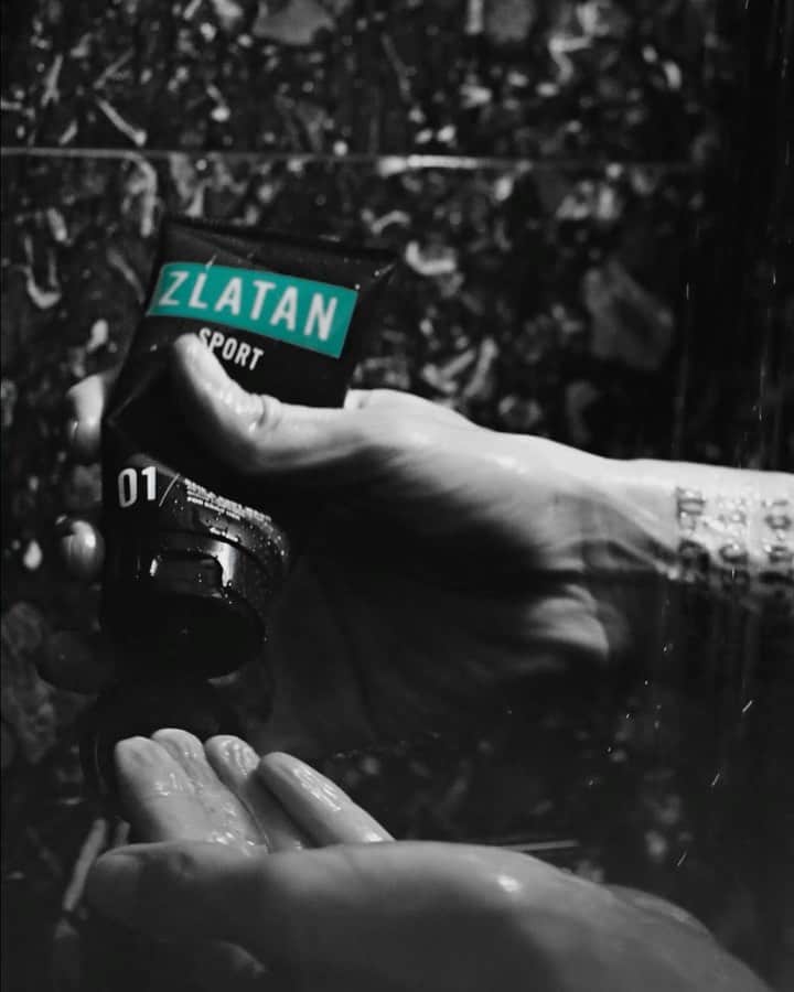 Zlatan Ibrahimović Parfumsのインスタグラム：「The 2-in-1 Hair & Body Wash 🚿   Leaves you feeling clean and fresh all day. Gently foaming with moisturising ingredients for hair and body, and leaves skin feeling soft and nourished. Lightly scented and also suitable for sensitive skin. Available in multiple scent series.」