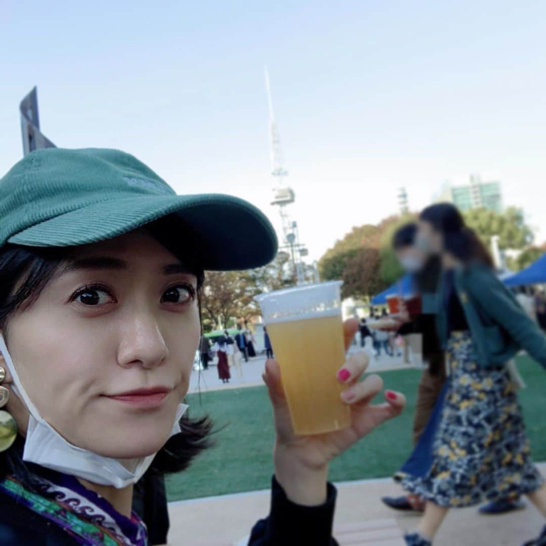 小板奈央美のインスタグラム：「今日は一杯だけ青空ビール🍺 天気良いの嬉しくて思わず🌞 (という後付け) ・ ・ 飲んでるのは、 @y.market_brewing の #桃ヴァイツェン🍑  ・ ・ #ビール女優 #こいたチャン  @koitanaomi.beer」