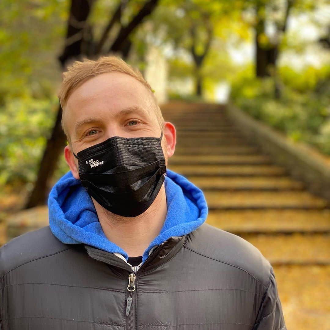 ロビン・ロード・テイラーのインスタグラム：「Thank you to anyone who has voted or is going to vote today. Thank you to anyone who has had conversations, easy or difficult, with friends and family about their voting plan. Thank you to anyone who donated to Theresa Greenfield or any candidates or charities that are important to them. Thank you to anyone who phone banked, texted, and/or canvassed. And a very special thank you to @mrbenmckenzie, @zachwahls, @davidamazouz, @thedianedavis, @paleykaley, @realdrewpowell, @erinrrichards, and @corymichaelsmith for sharing your wisdom with me. You all give me so much hope that will carry me through, no matter what happens today. Much, much love to you all. ❤️🇺🇸 #bidenharris2020」