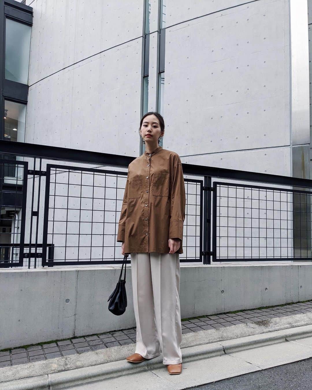 Shiho Sasakiのインスタグラム：「今月のM_からも欲しいもの発見🕊  こういうシンプルなシャツは着回し効く🤍 割と薄手だから、ニットを重ね着したりしても絶対可愛い🧶 張り感は少ないのでコートの時期も大活躍しそう✨ オーガニックコットン使用してます🌍 少し暖かい昼間は シャツ1枚で外に出かけるんだけど 薄着だよね。ってよく言われる❄️ 東北出身あるある💭  M_の商品は @sheltterwebstore でひと足お先にチェック出来ます✨ #MOUSSY#MOUSSYSNAP#M_」