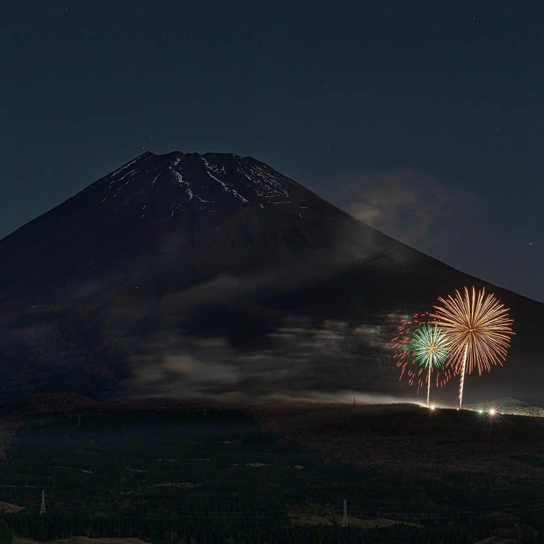 Asuka（明日香）さんのインスタグラム写真 - (Asuka（明日香）Instagram)「*﻿ *﻿ 🗻🎆﻿ *﻿ *﻿ 富士山と花火、どっちも好きな被写体☺️﻿ 月明かりがあったけど、一枚撮りするのは簡単ではなかった💦﻿ でも、見ることができて大満足でした♬﻿ *﻿ *﻿ #JeepHanabi﻿ #fireworks﻿ #花火﻿ #富士山﻿ #mt_fuji﻿ #fujiyama﻿ #mountain﻿ #富士山が好き﻿ #sonyalpha ﻿ #a7RIII﻿ #a7r3﻿ #MyRRS﻿ #reallyrightstuff﻿ #yourshotphotographer﻿ #BeAlpha﻿ ﻿」11月3日 22時32分 - _asuka_asuka_